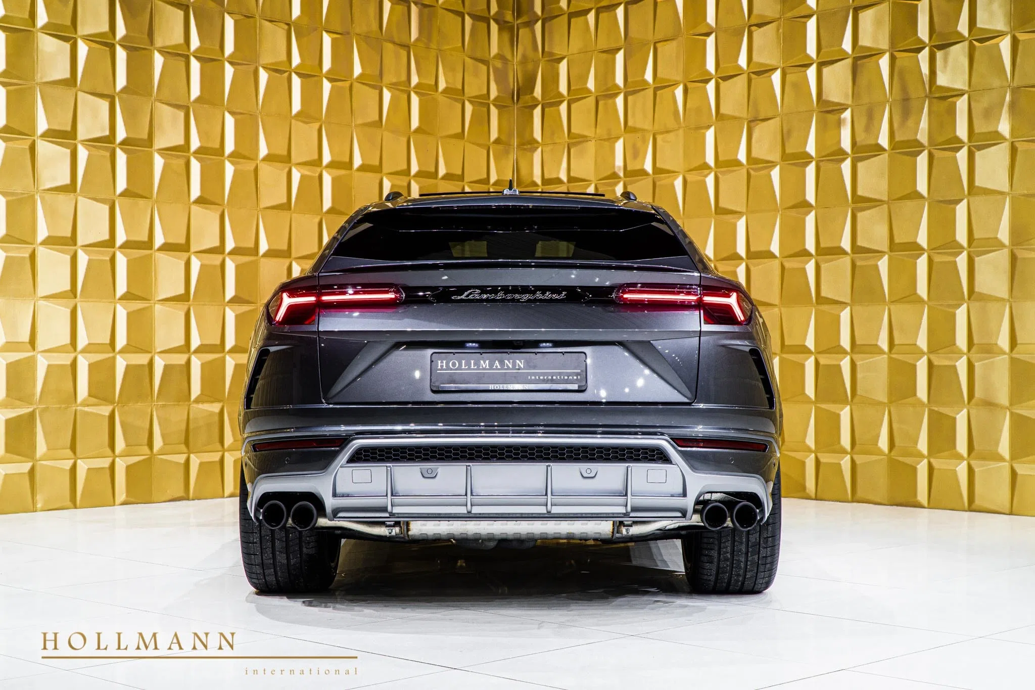 2020 Lamborghini Urus, rear three-quarter view, Grigio Keres
