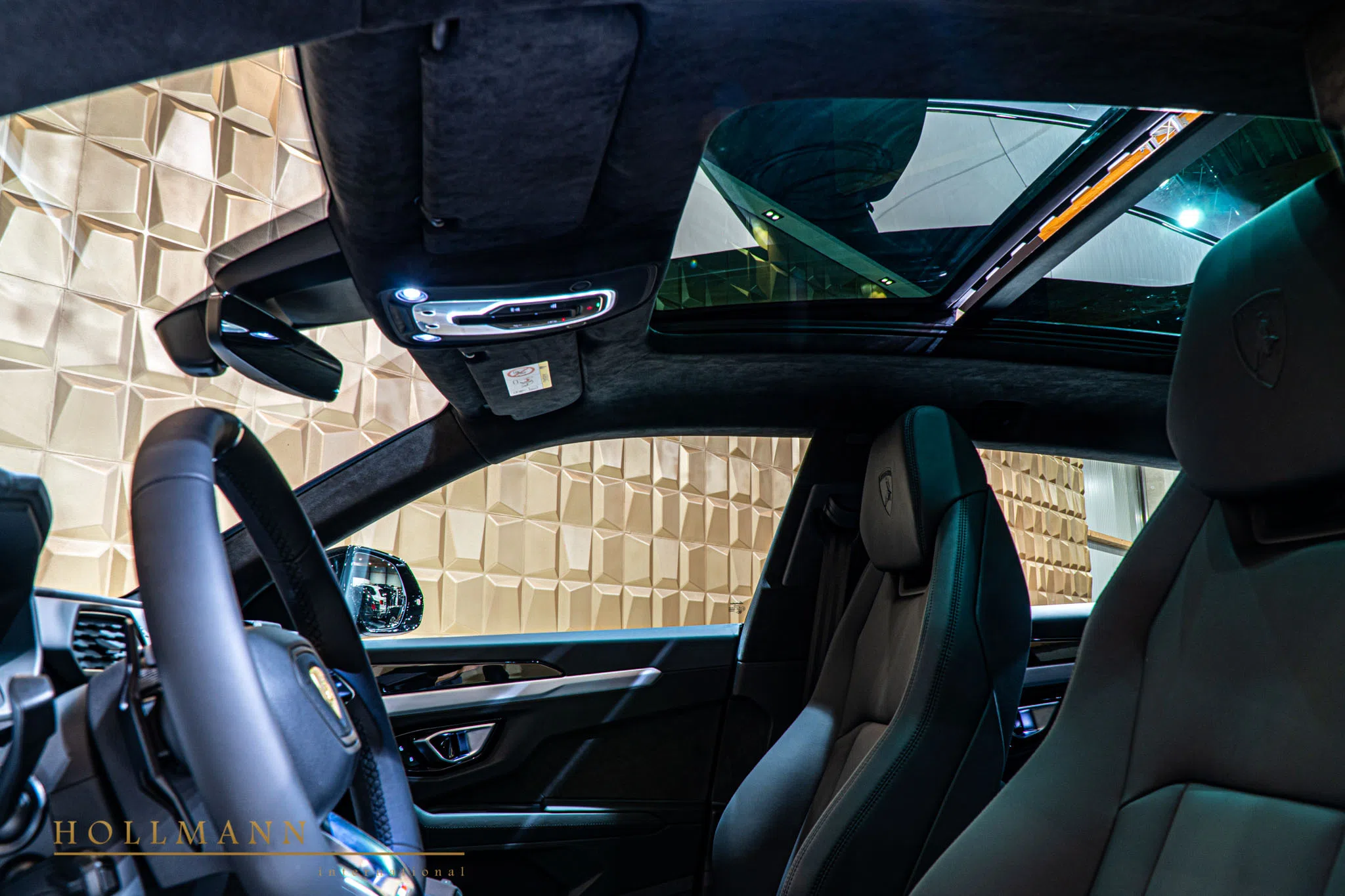2020 Lamborghini Urus interior, Leather Nero (Black)
