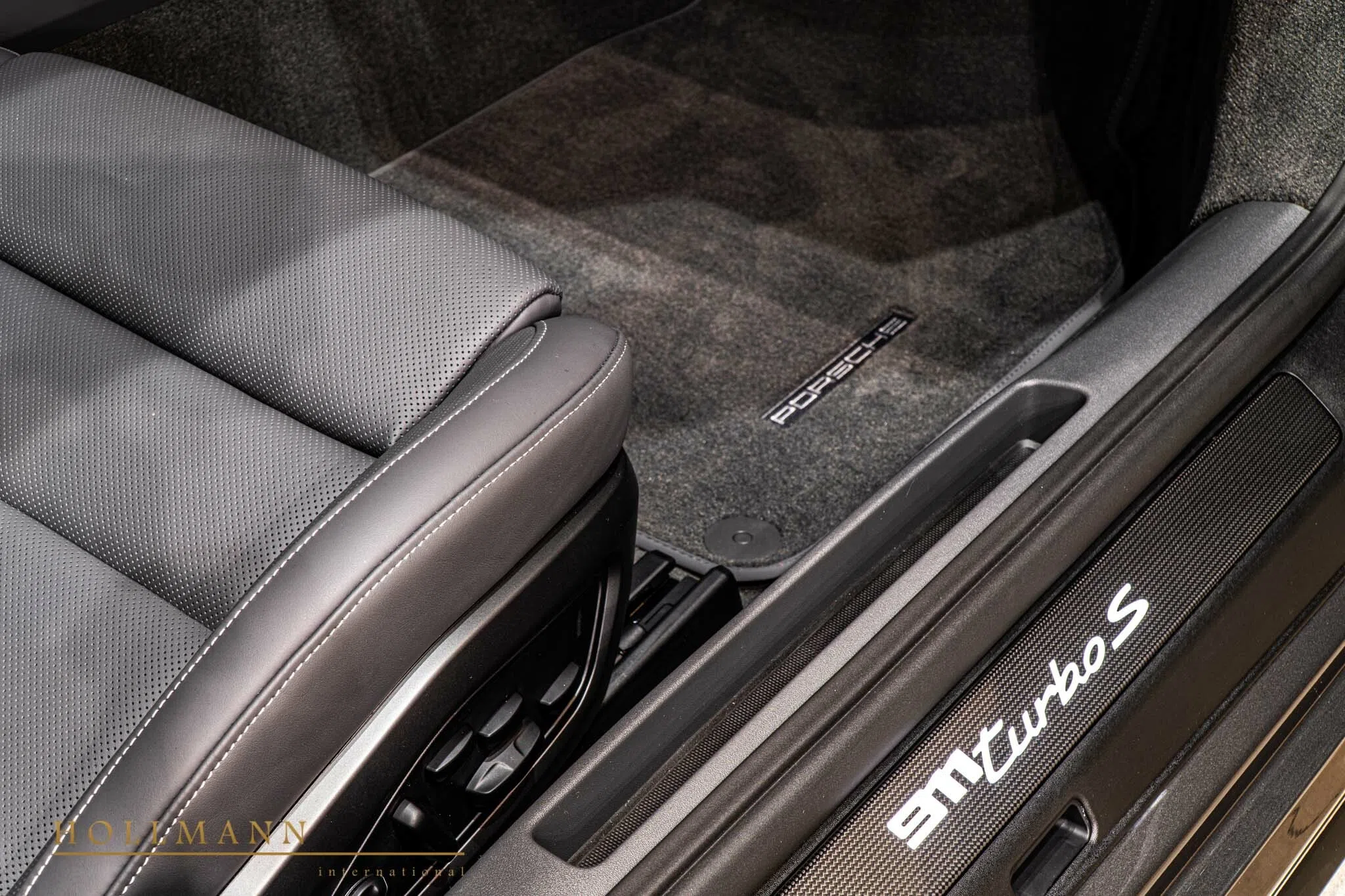2020 Porsche 911 Turbo S Coupe interior, door panel, Black Leather