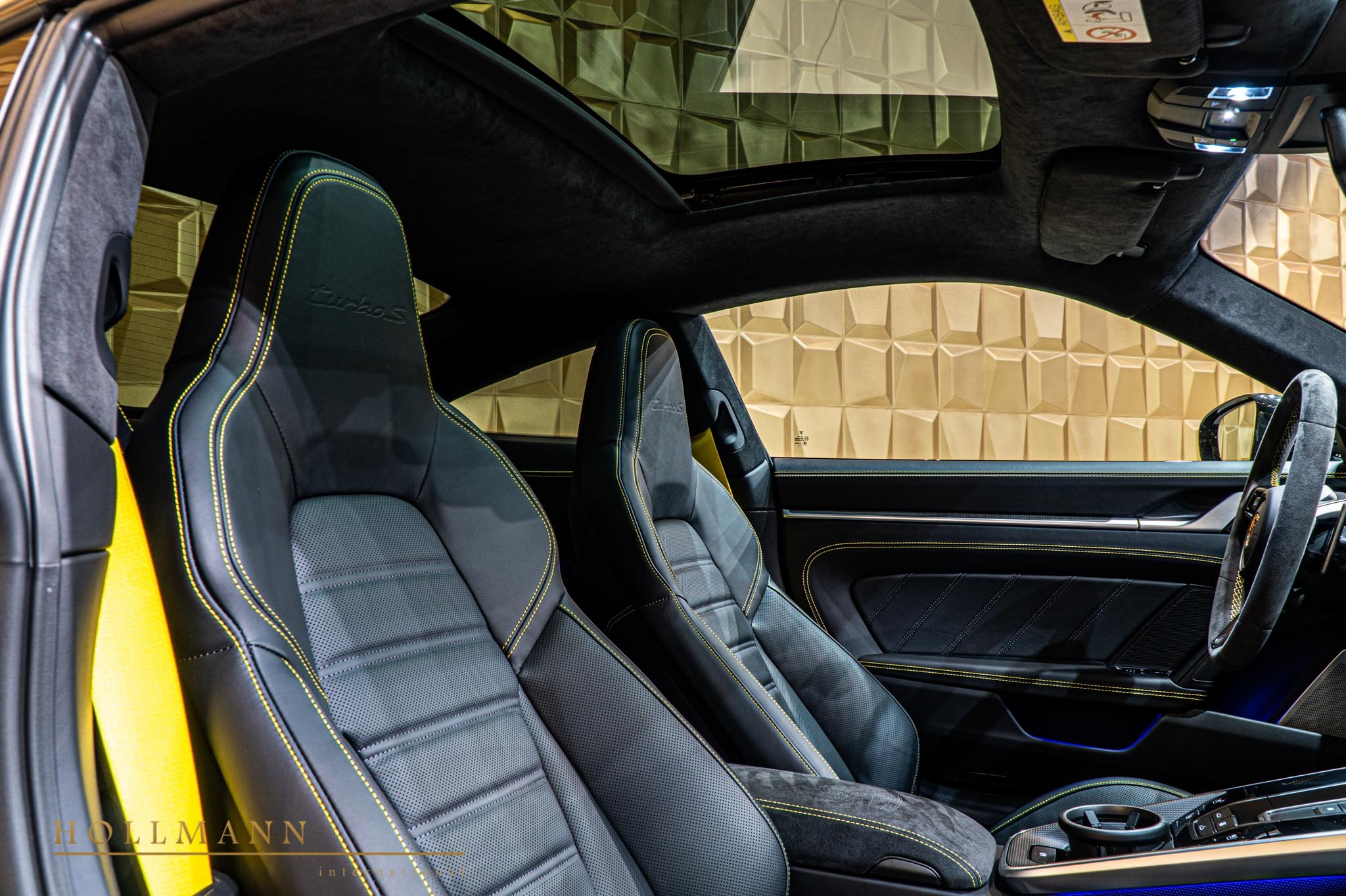 2020 Porsche 911 Turbo S Coupe, 18/20