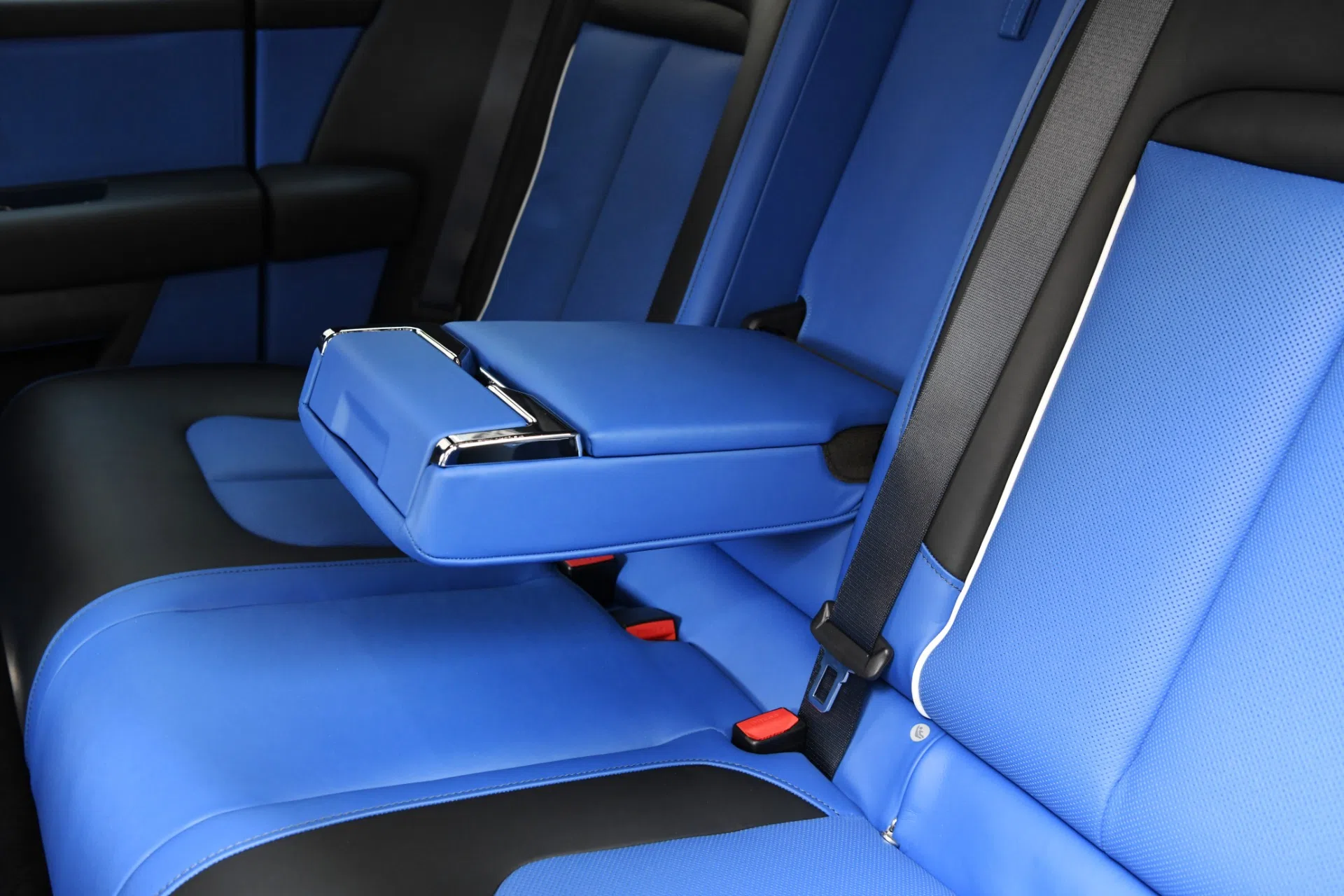 2021 Rolls-Royce Cullinan interior, seats, Cobalto Blue