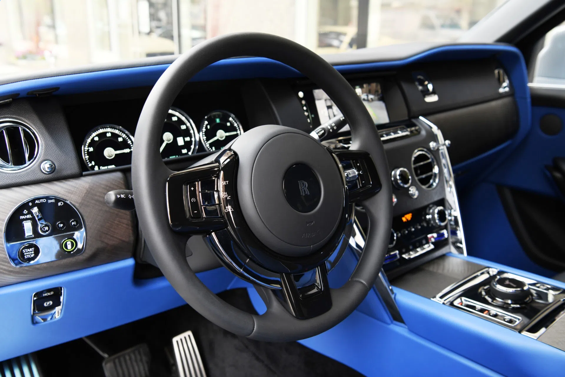 2021 Rolls-Royce Cullinan interior, Cobalto Blue