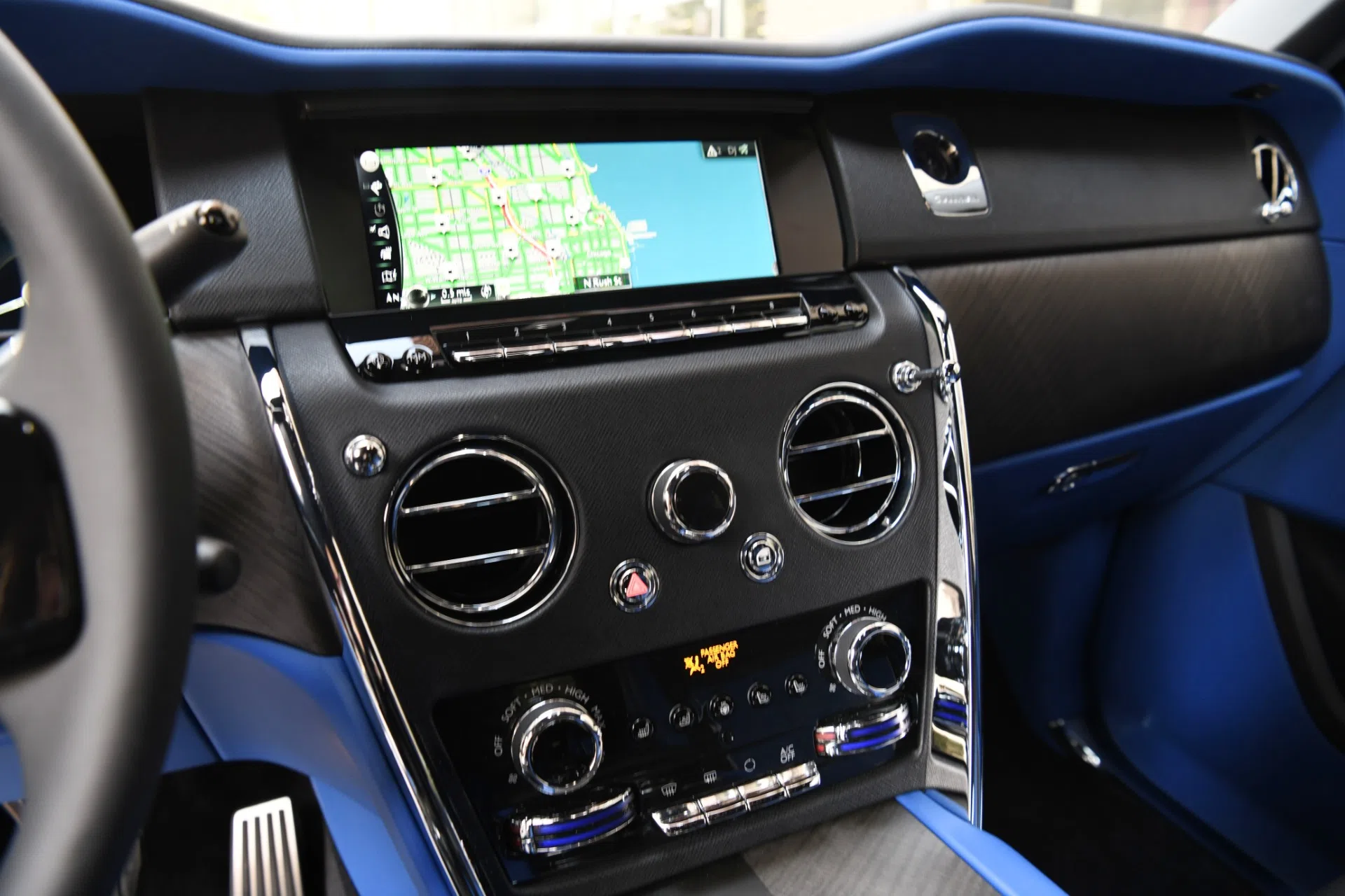 2021 Rolls-Royce Cullinan interior, dashboard, Cobalto Blue