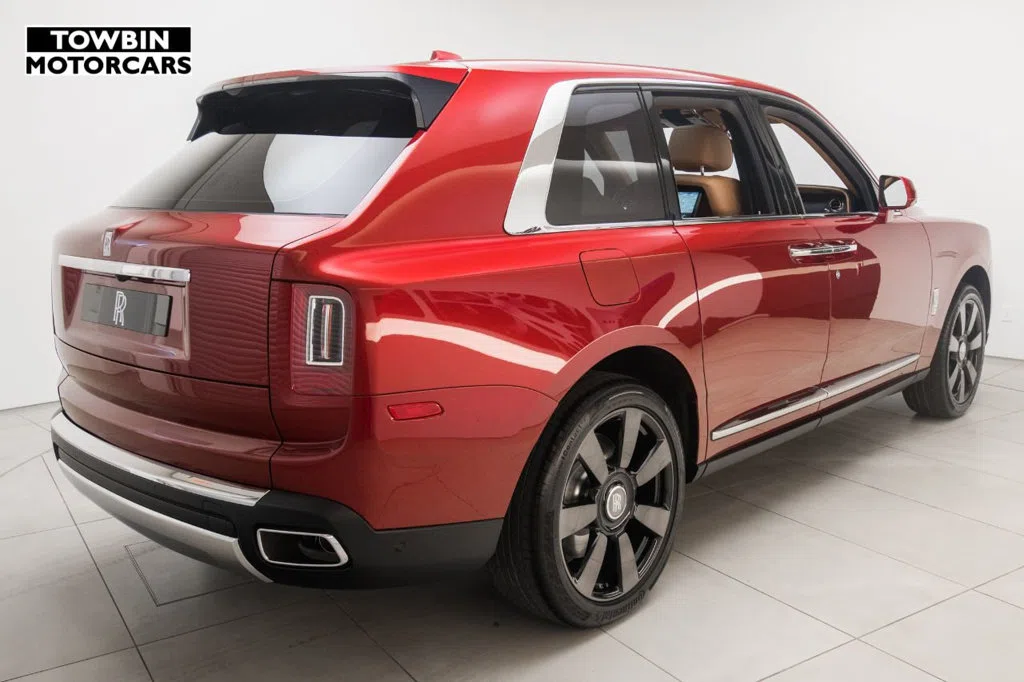 2019 Rolls-Royce Cullinan, rear three-quarter view, Red
