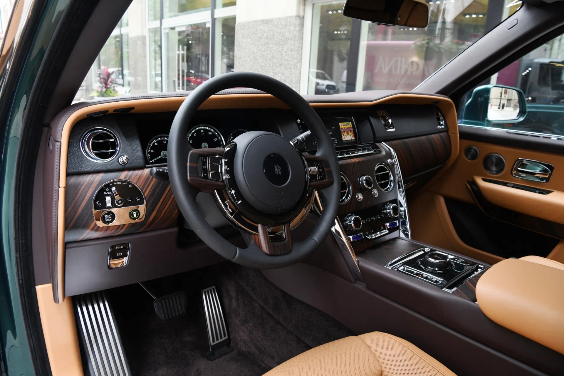 2020 Rolls-Royce Cullinan interior, dashboard, TAN