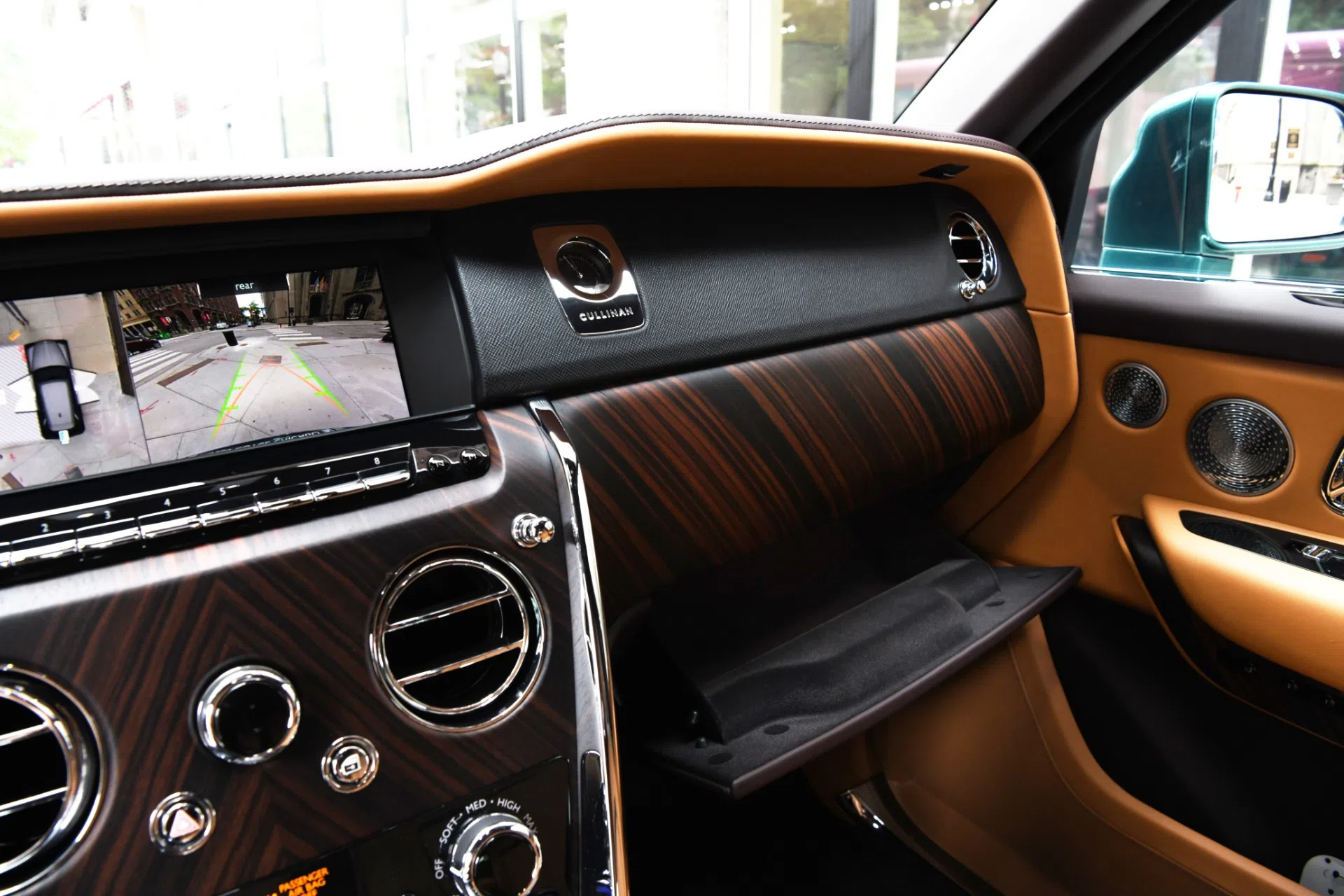 2020 Rolls-Royce Cullinan interior, TAN