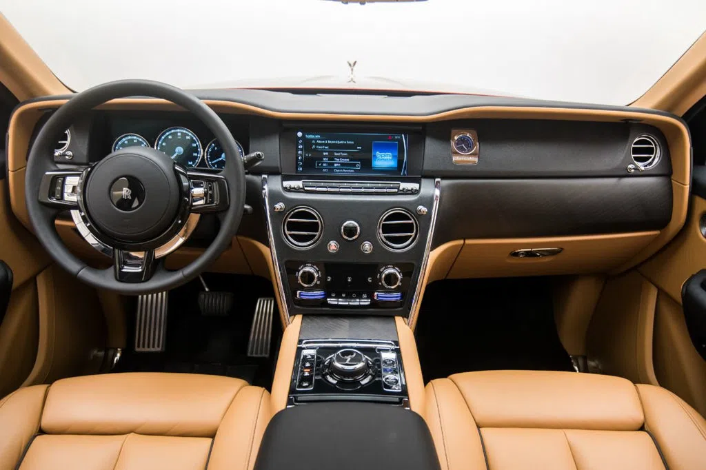 2019 Rolls-Royce Cullinan interior, dashboard, Brown