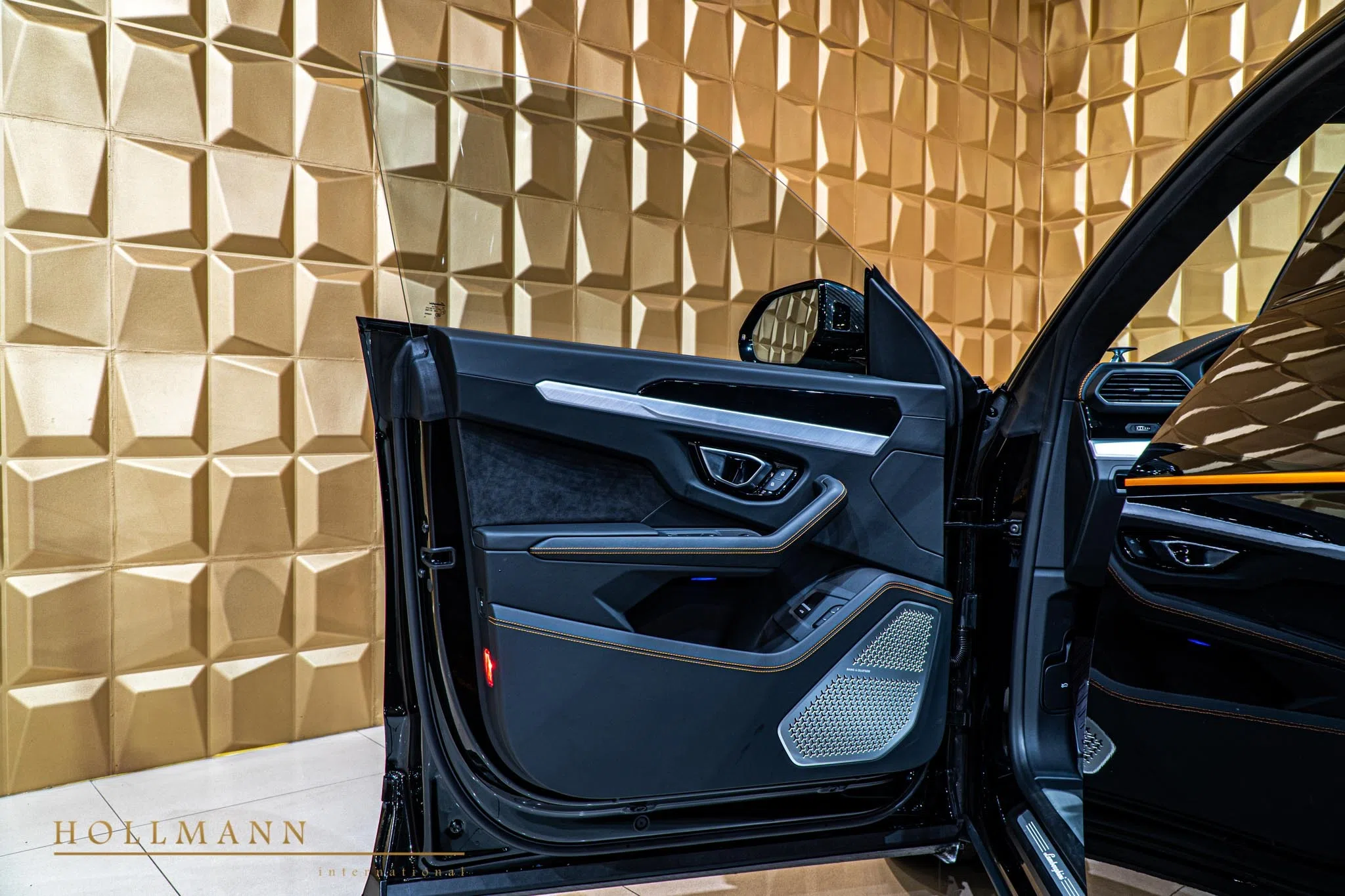 2020 Mansory Urus Venatus interior, door panel, Leather Nero Ade (Black)