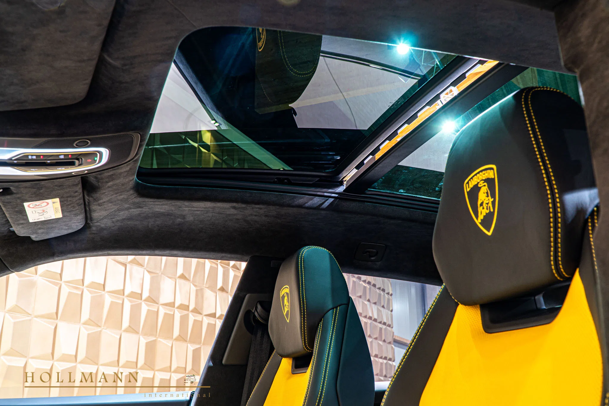2020 Lamborghini Urus interior