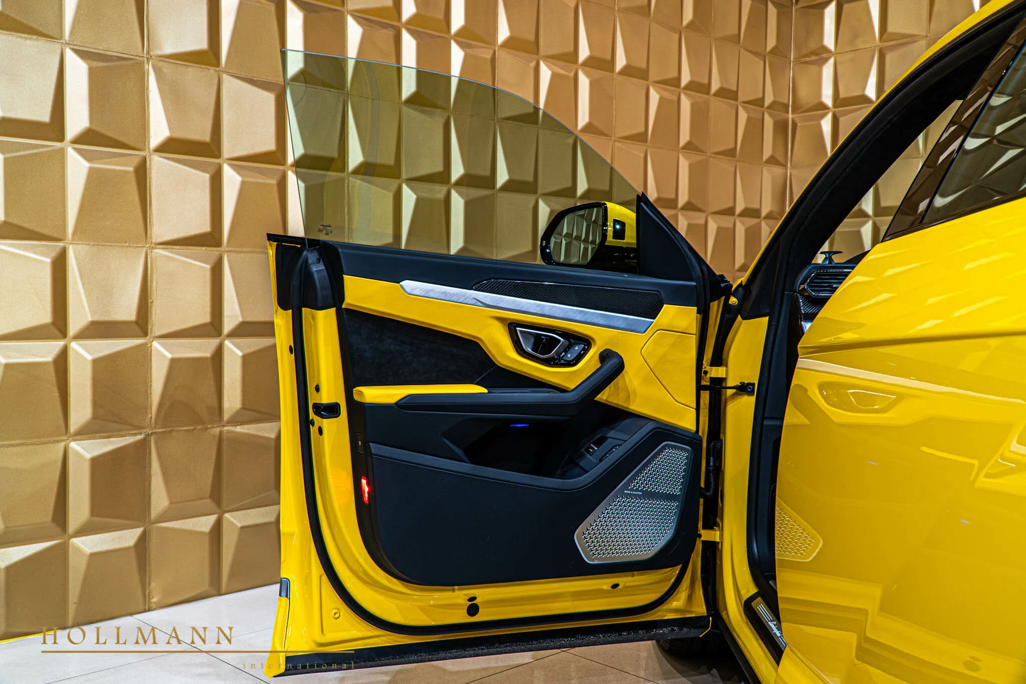 2021 Lamborghini Urus interior, door panel, Bicolor Nero + Giallo