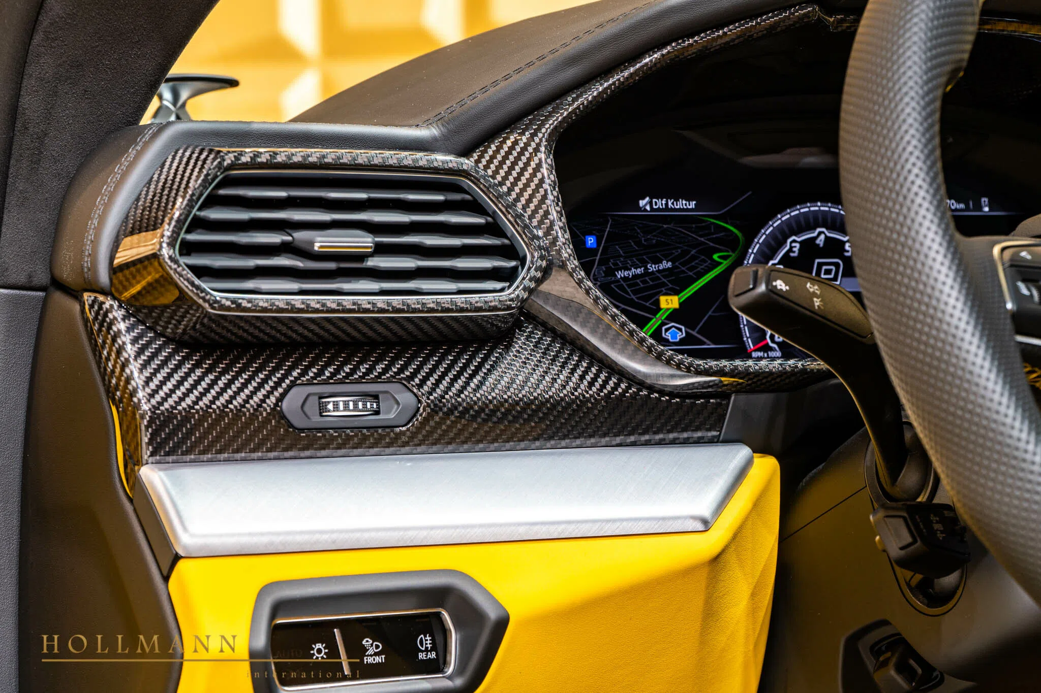 2021 Lamborghini Urus interior, Bicolor Nero + Giallo