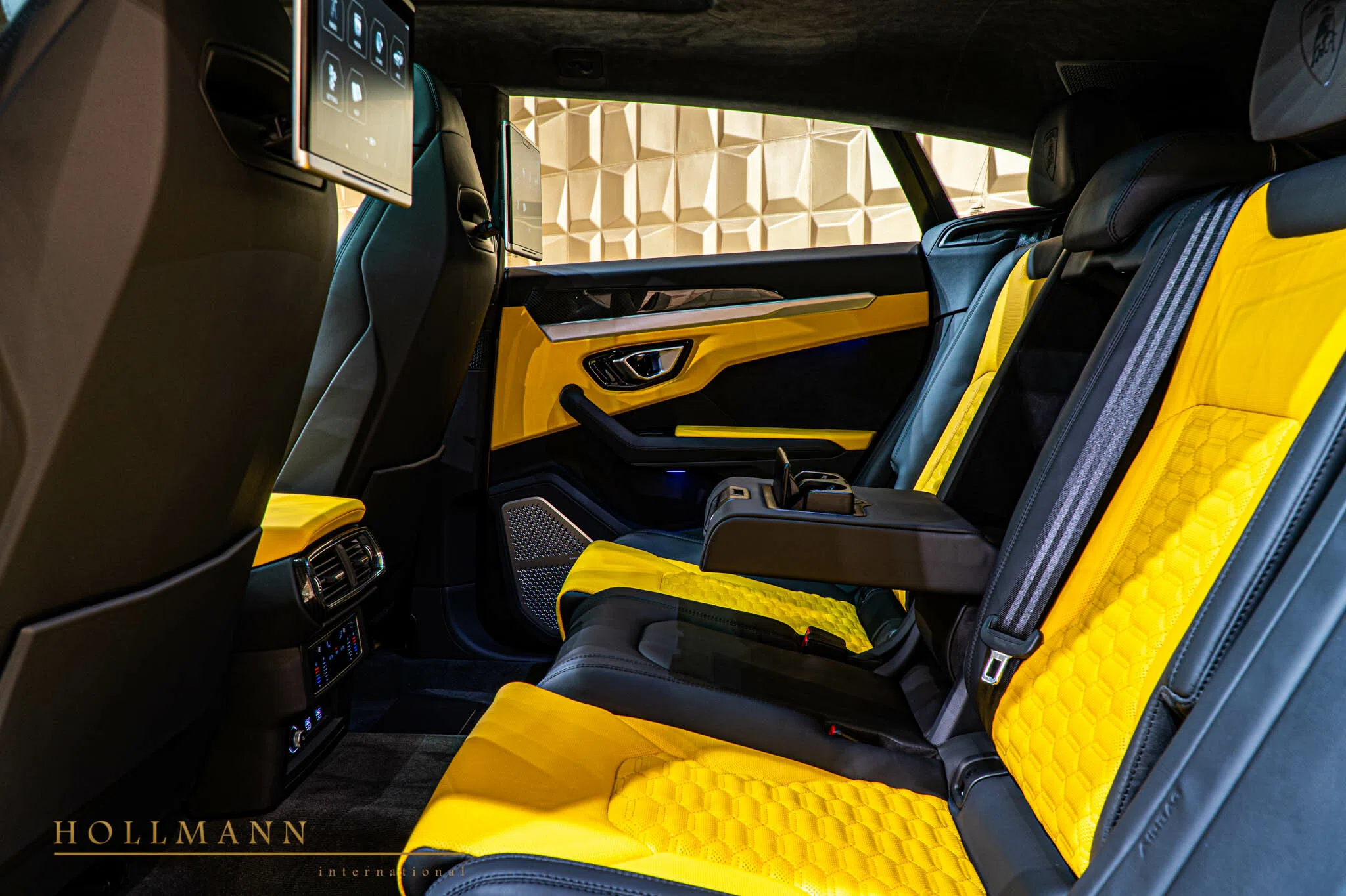2021 Lamborghini Urus interior, seats, Bicolor Nero + Giallo