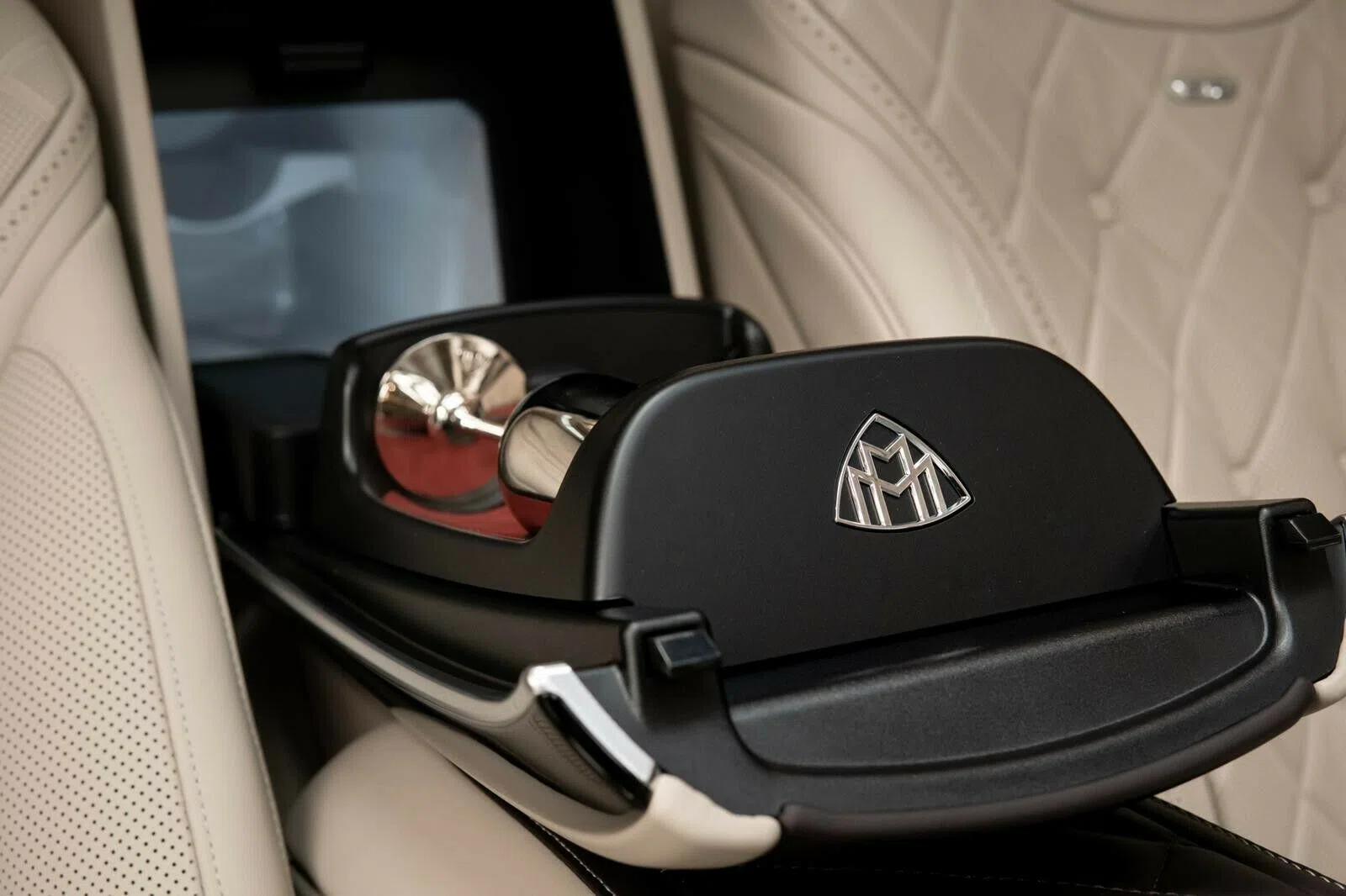 2017 Mercedes-Benz S 600 Maybach Pullman interior, Beige, Vollleder