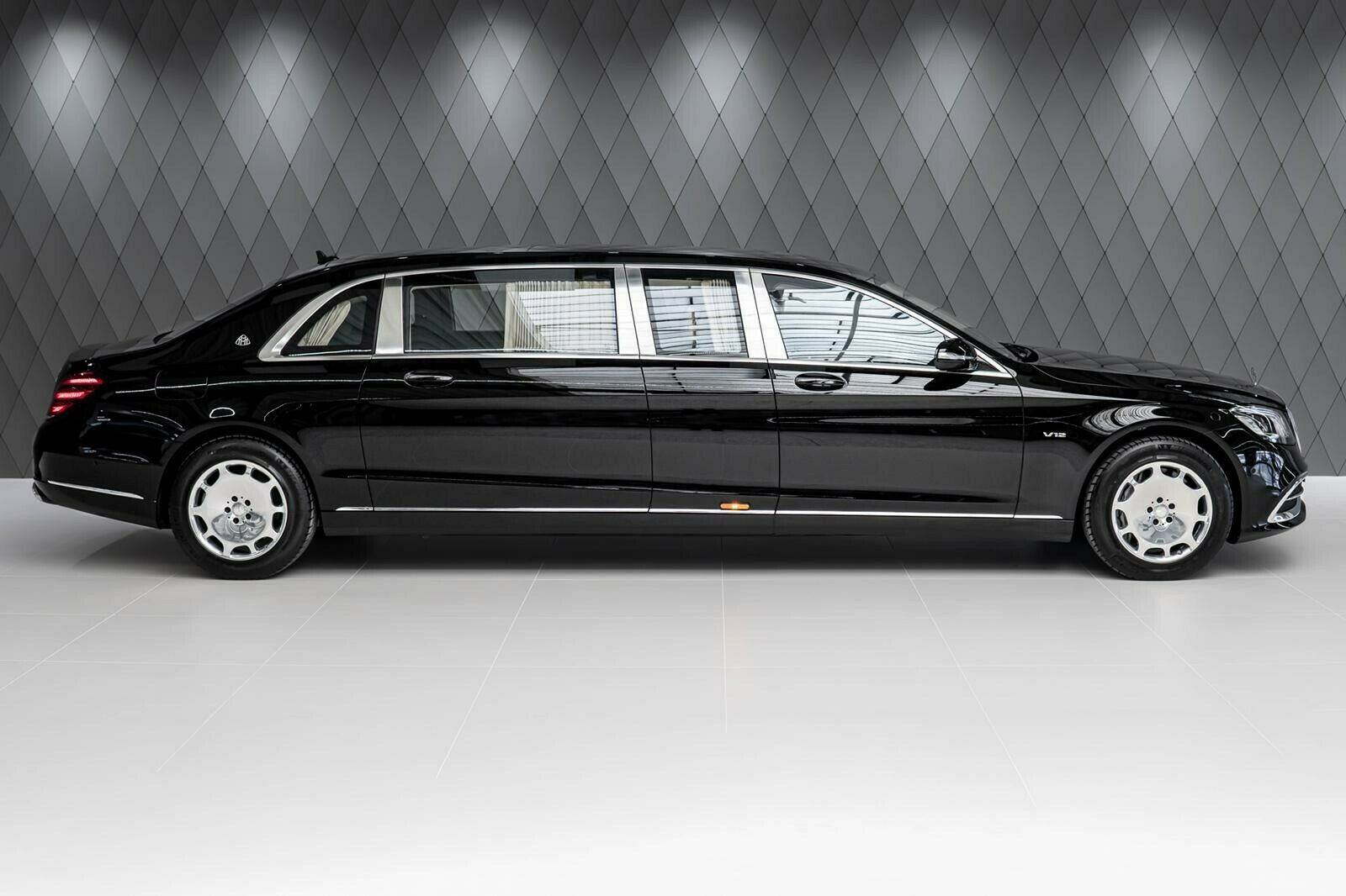 2017 Mercedes-Benz S 600 Maybach Pullman, 20/23