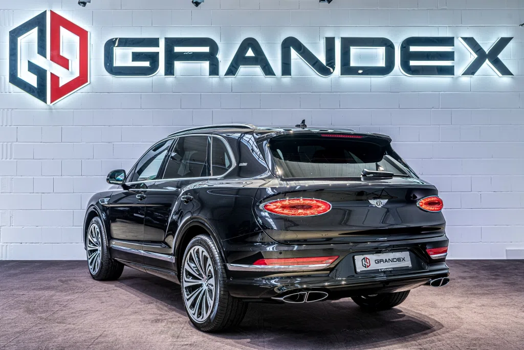 2021 Bentley Bentayga V8 FIRST EDITION, rear three-quarter view