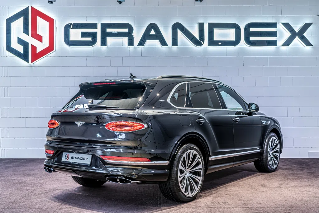 2021 Bentley Bentayga V8 FIRST EDITION, rear three-quarter view