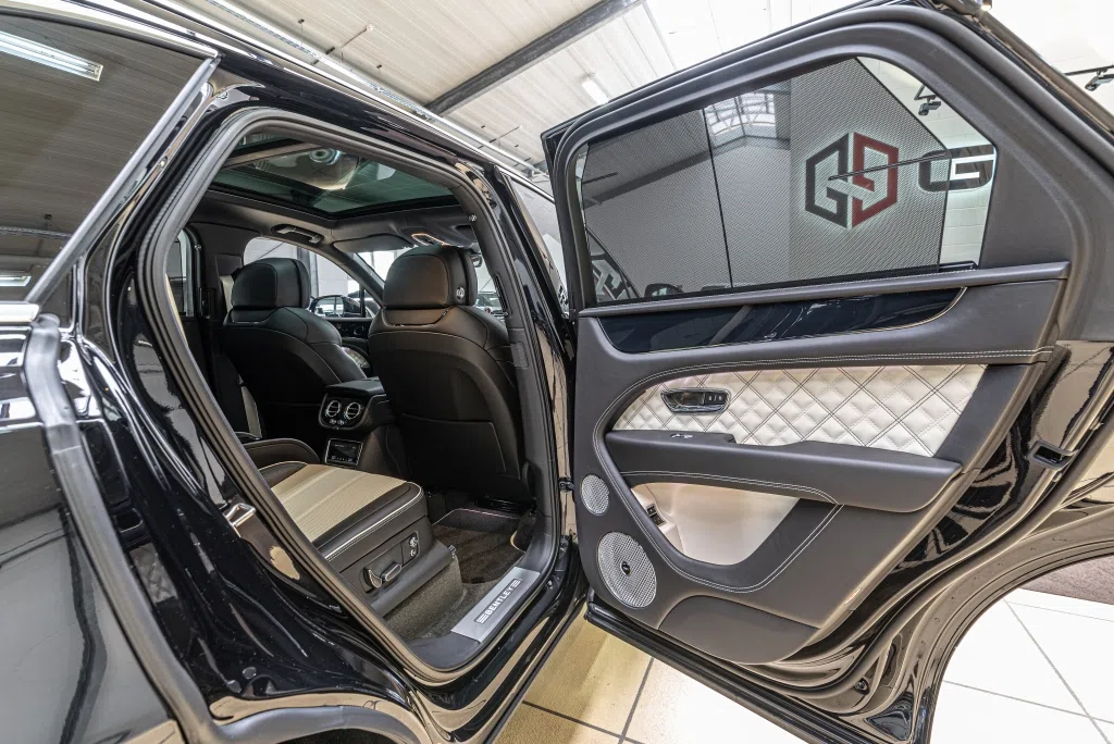 2021 Bentley Bentayga V8 FIRST EDITION interior, door panel