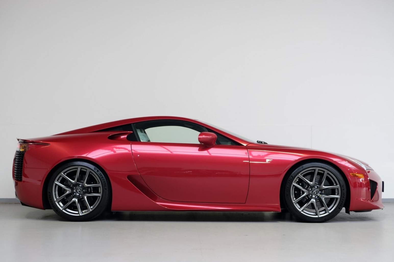 2014 Lexus LFA Special Paint Pearl Red metallic, 19/20