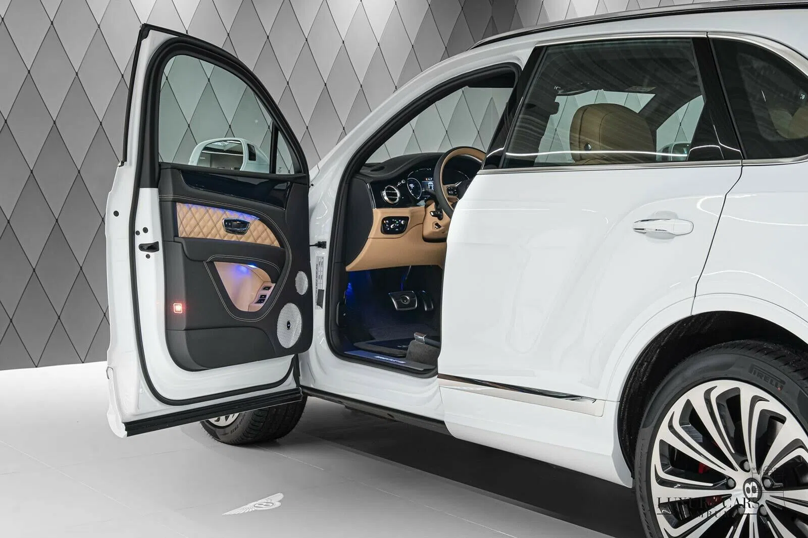 2021 Bentley Bentayga interior, door panel, Camel