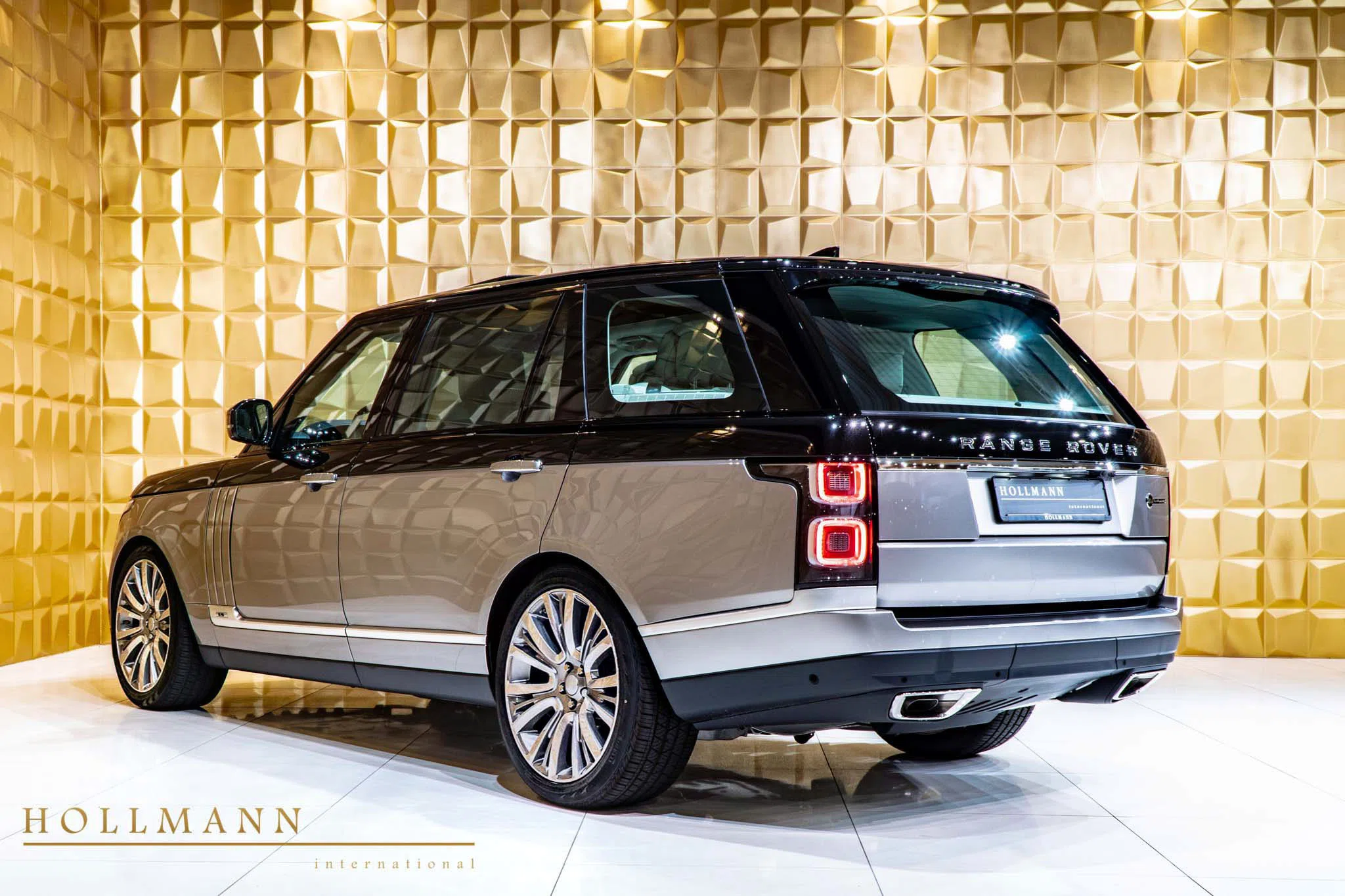 2021 Land Rover Range Rover 5.0 LWB SV-AUTOBIOGRAPHY, rear three-quarter view, Santorini Black and Eiger Grey