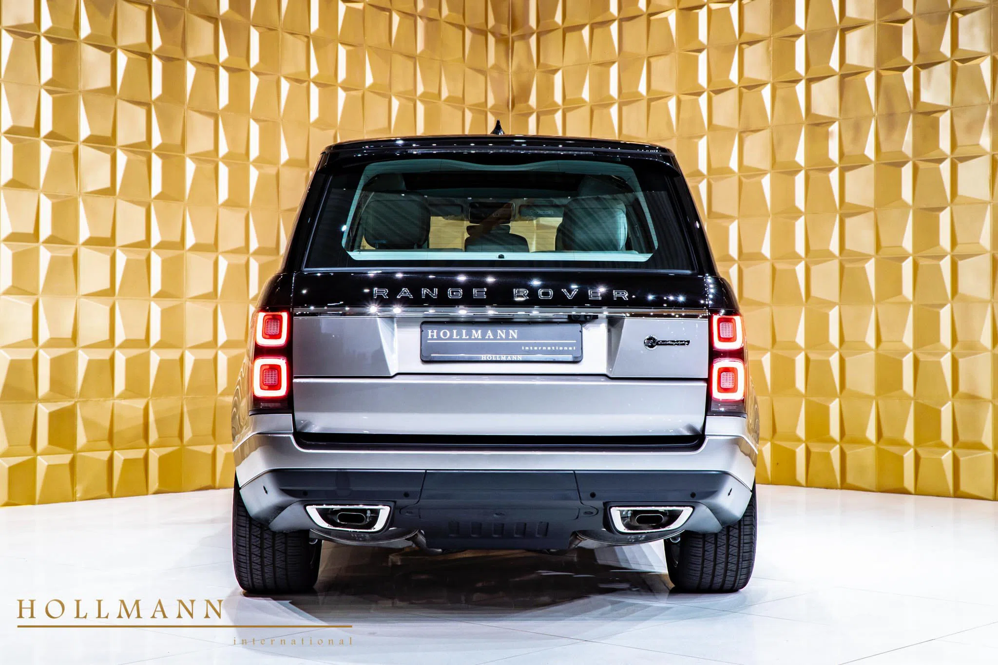 2021 Land Rover Range Rover 5.0 LWB SV-AUTOBIOGRAPHY, rear three-quarter view, Santorini Black and Eiger Grey