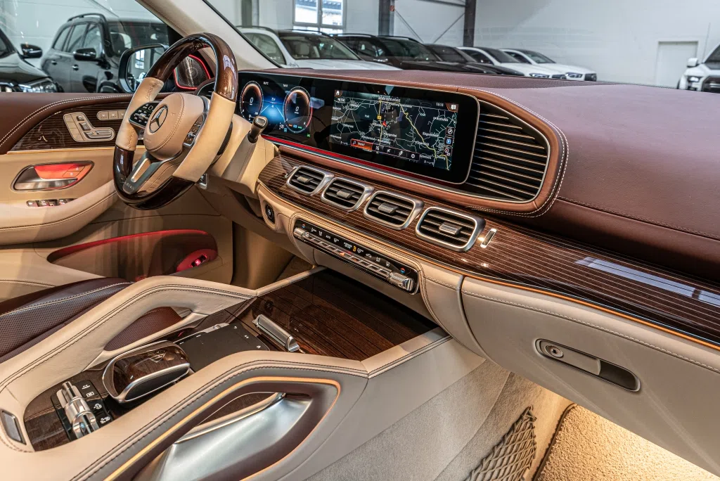 2021 Mercedes-Maybach GLS 600 4Matic interior, dashboard