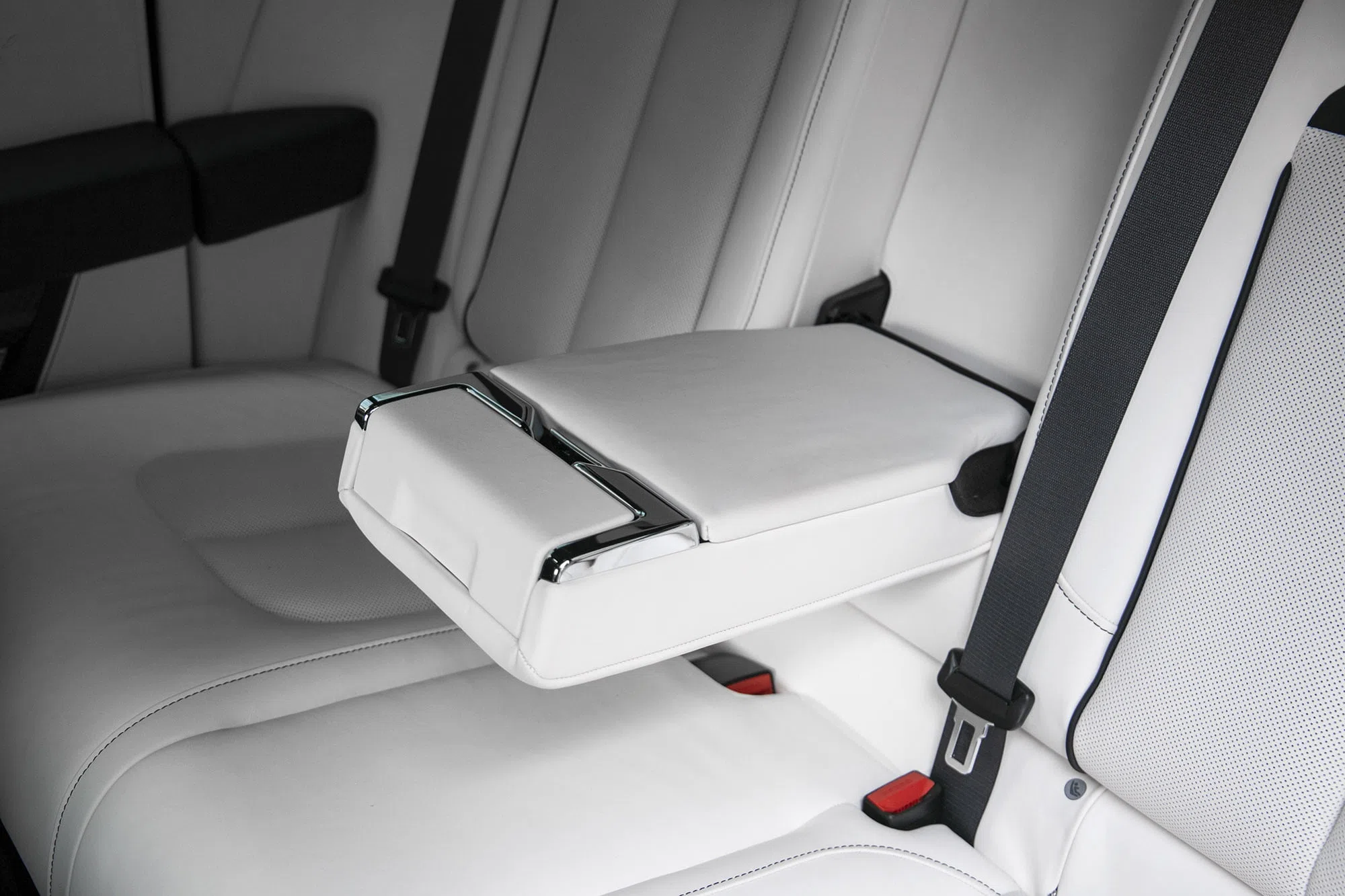 2021 Rolls-Royce Cullinan Black Badge interior, Grace White