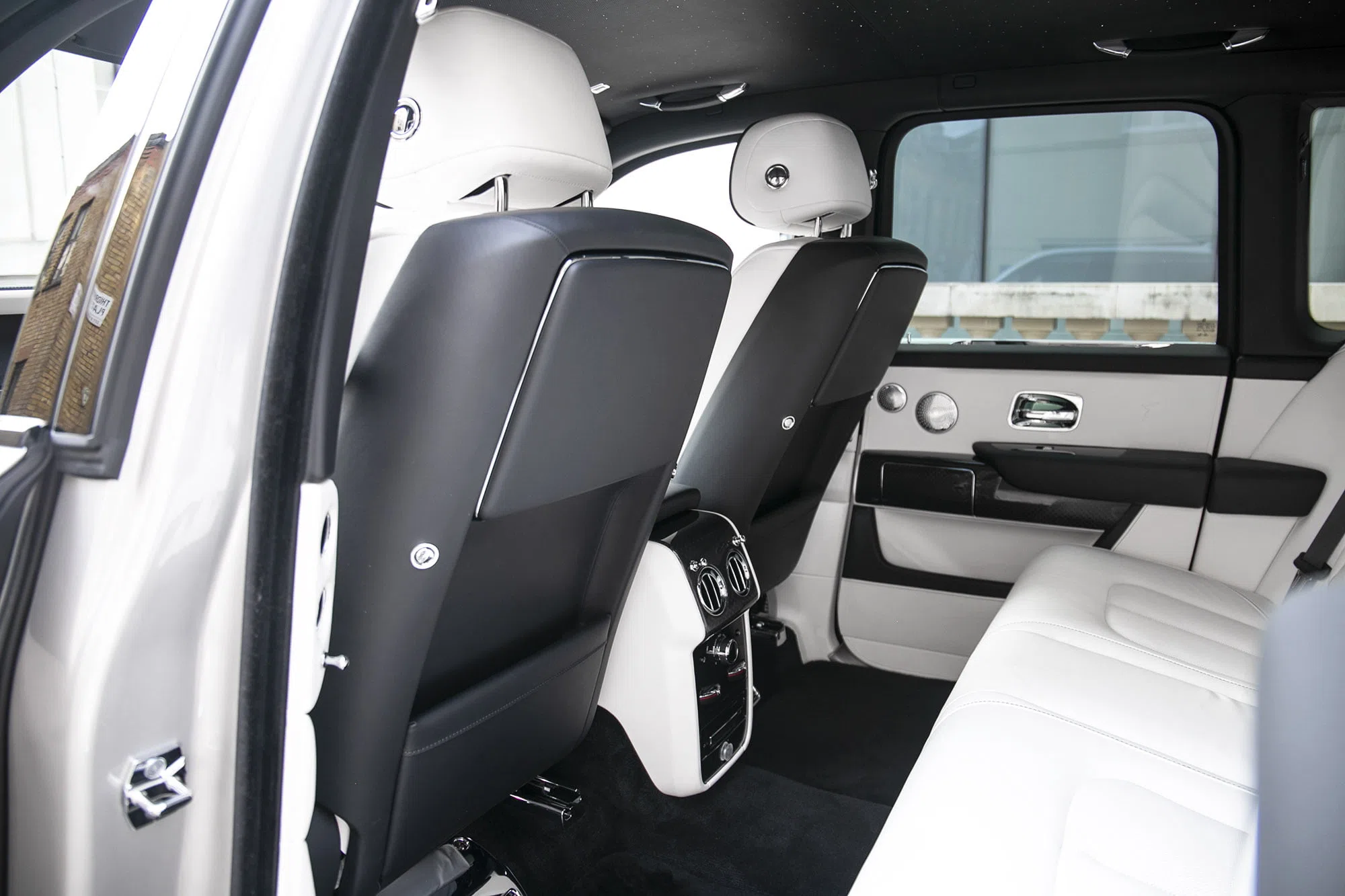 2021 Rolls-Royce Cullinan Black Badge interior, seats, Grace White