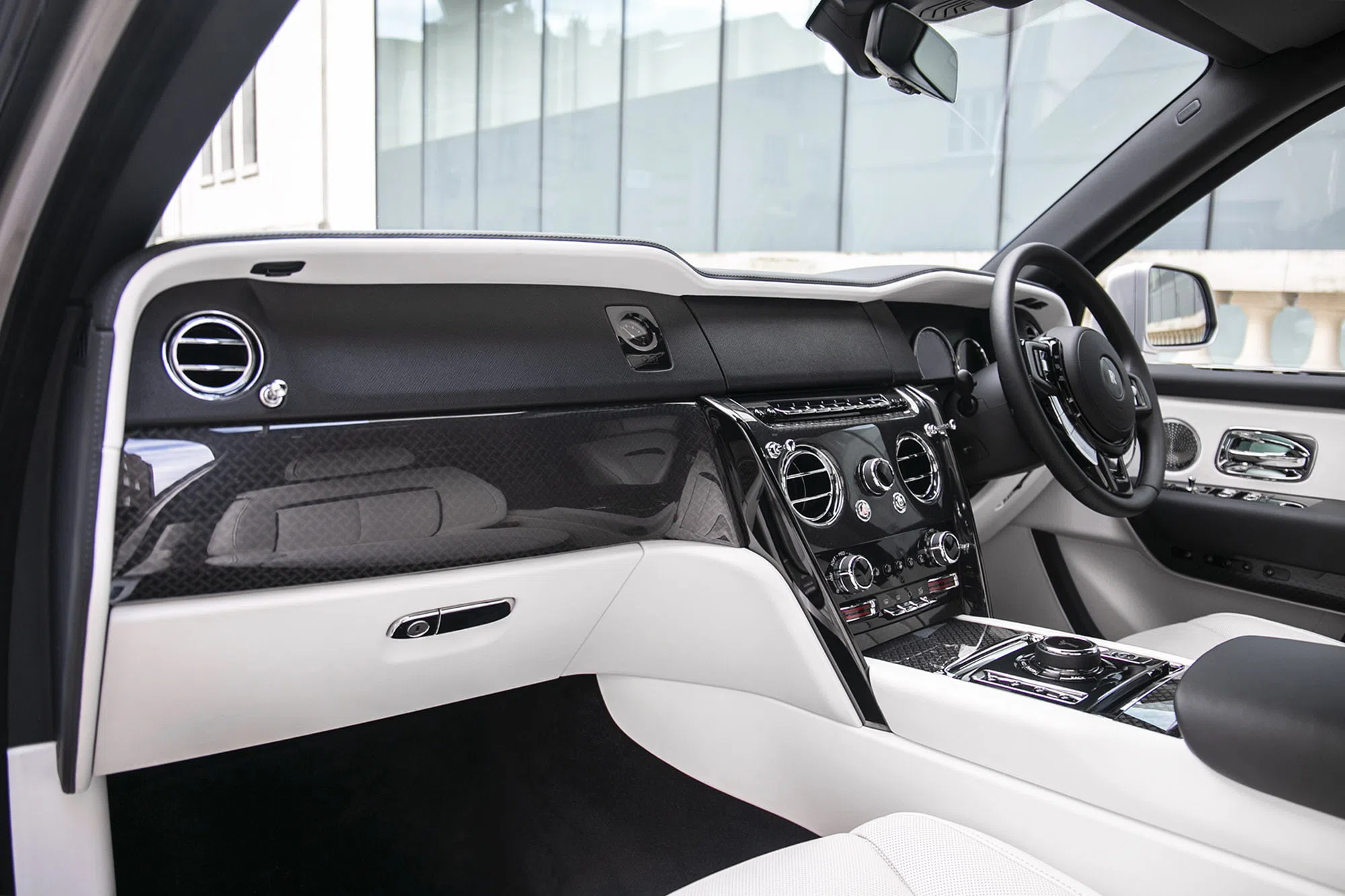 2021 Rolls-Royce Cullinan Black Badge interior, Grace White