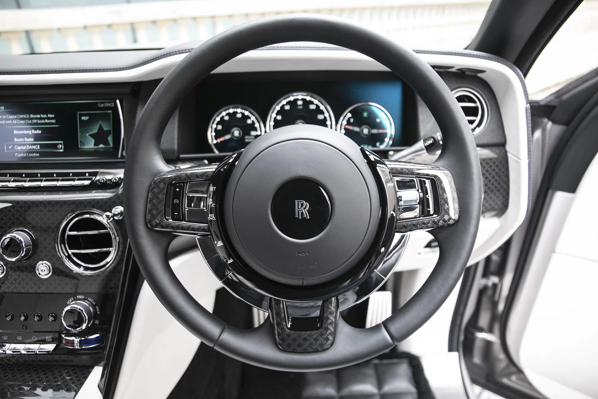 2021 Rolls-Royce Cullinan Black Badge interior, Grace White