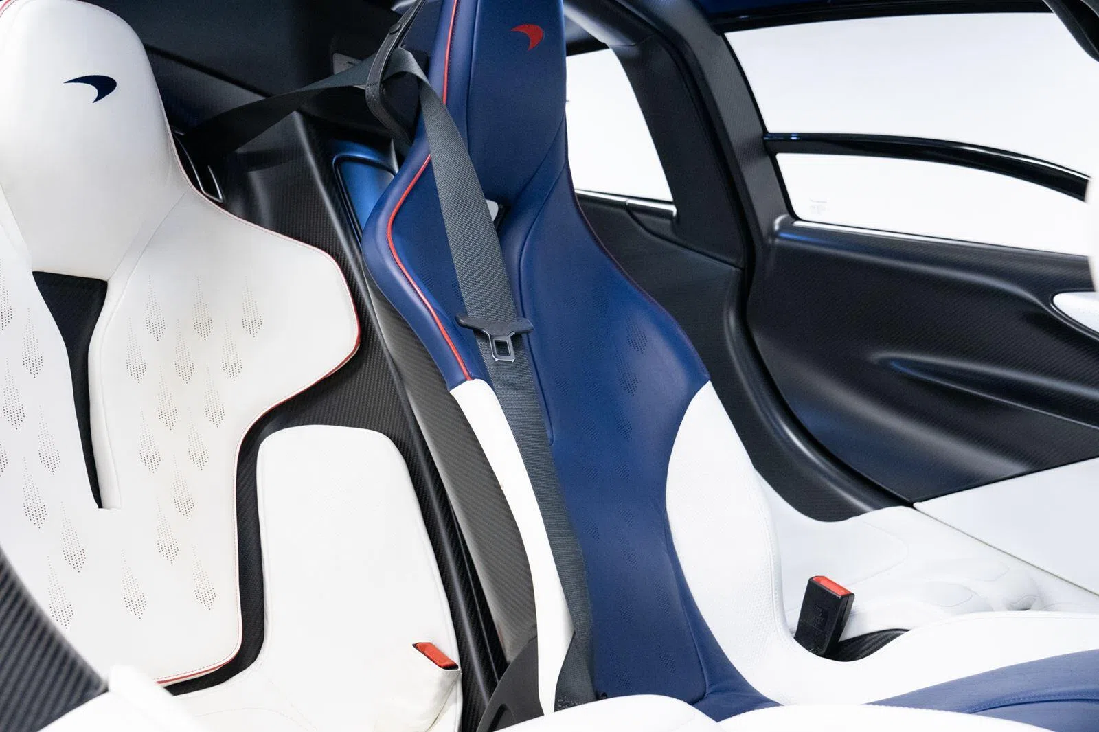 2020 McLaren Speedtail interior, seats, MSO Bespoke Navy & White
