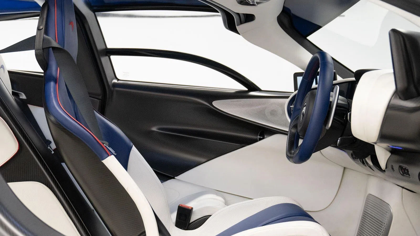 2020 McLaren Speedtail interior, door panel, MSO Bespoke Navy & White