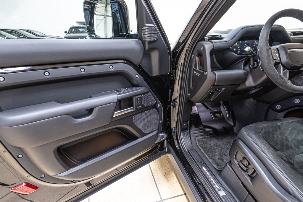 2022 Land Rover Defender 90 V8 James Bond Edition, 9/20