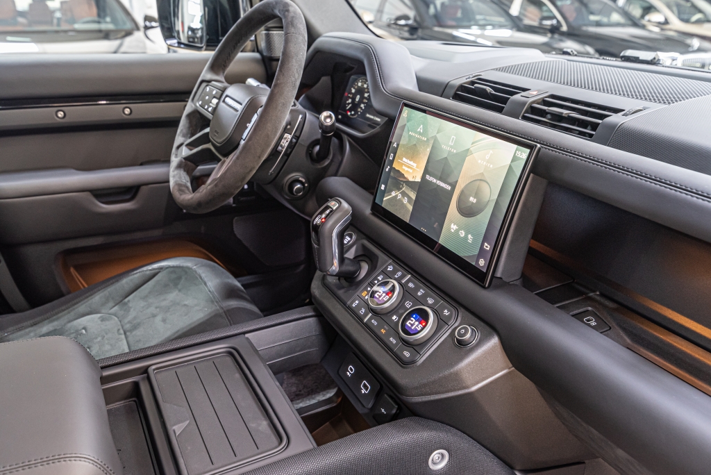 2022 Land Rover Defender 90 V8 James Bond Edition, 17/20