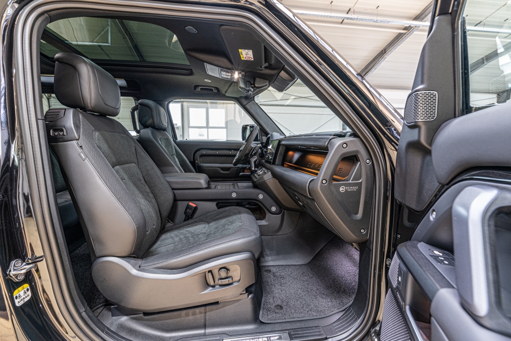 2022 Land Rover Defender 90 V8 James Bond Edition, 19/20