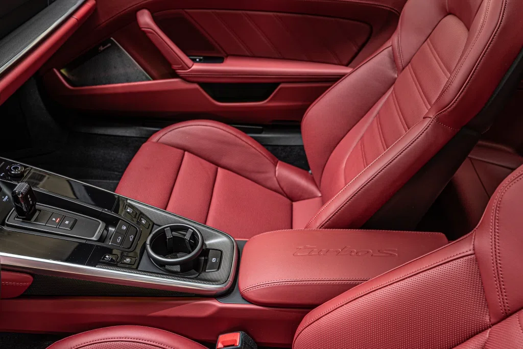 2022 Porsche 911 Turbo S interior, Bi-Color, schwarz- bordeauxrot