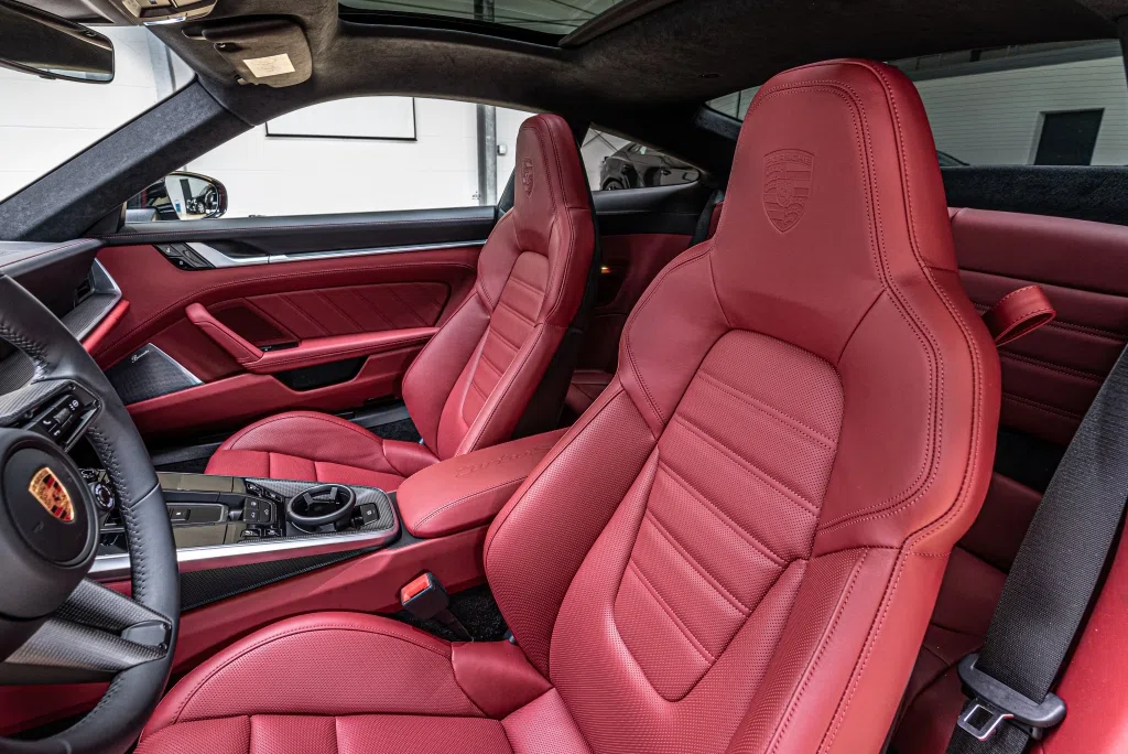 2022 Porsche 911 Turbo S interior, seats, Bi-Color, schwarz- bordeauxrot