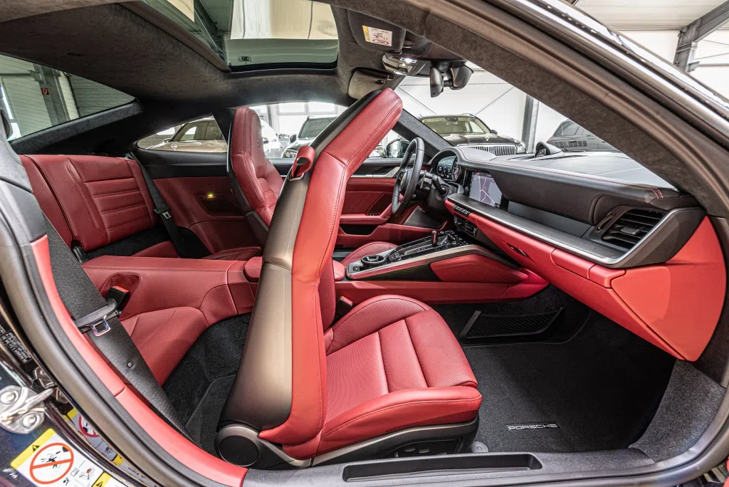2022 Porsche 911 Turbo S interior, seats, Bi-Color, schwarz- bordeauxrot