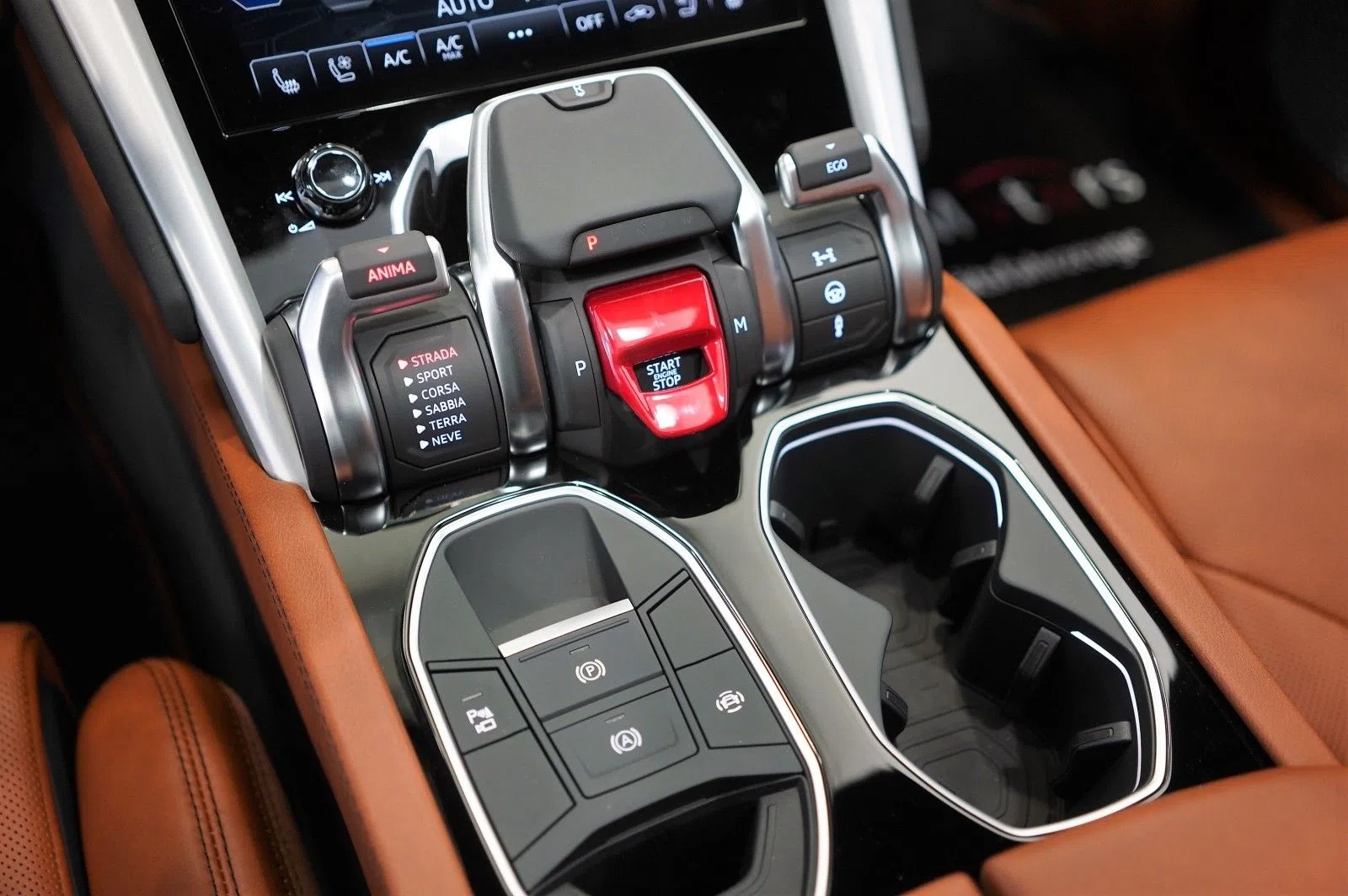 2018 Lamborghini Urus interior, center console, Vollleder, Braun