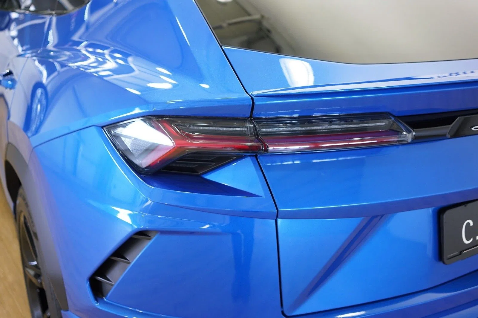 2018 Lamborghini Urus for sale, exterior, Blau Metallic