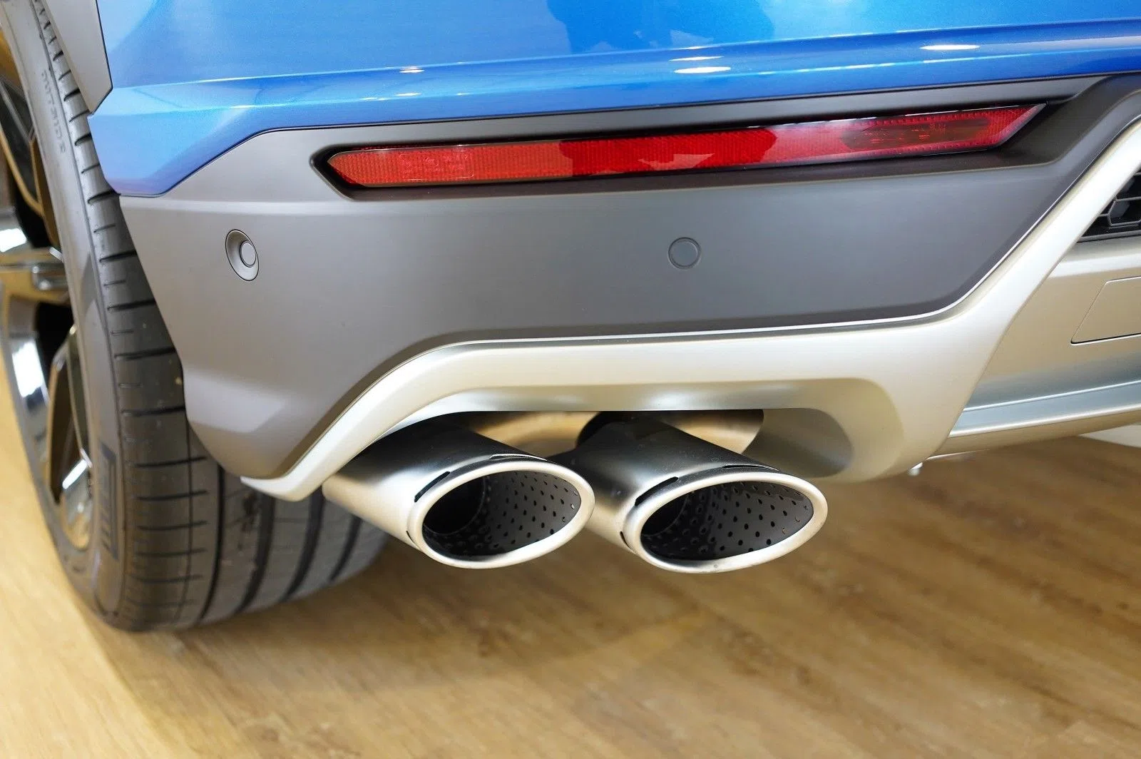 2018 Lamborghini Urus, rear three-quarter view, Blau Metallic