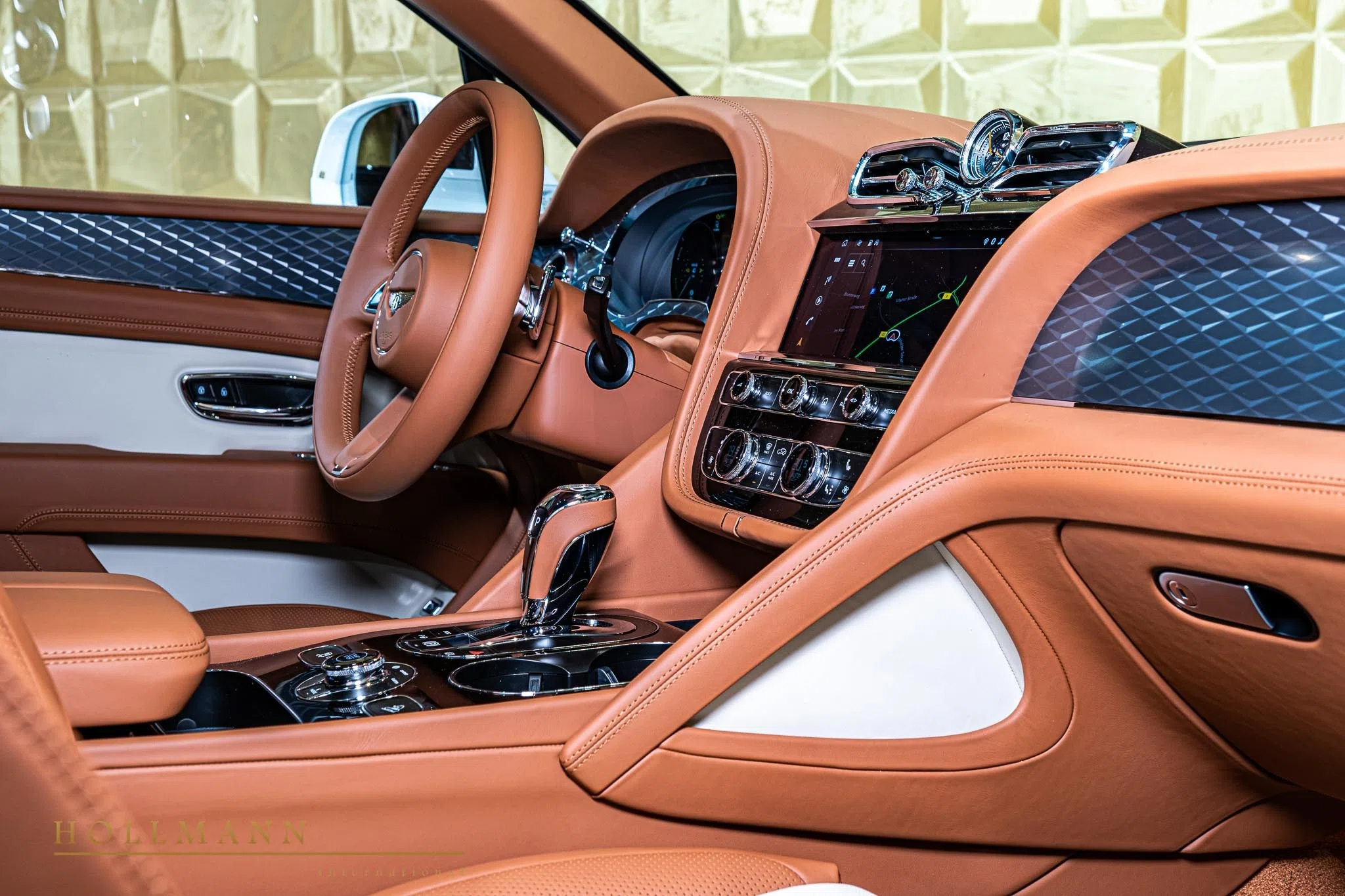 2022 Bentley Bentayga Hybrid interior, Linen + Saddle