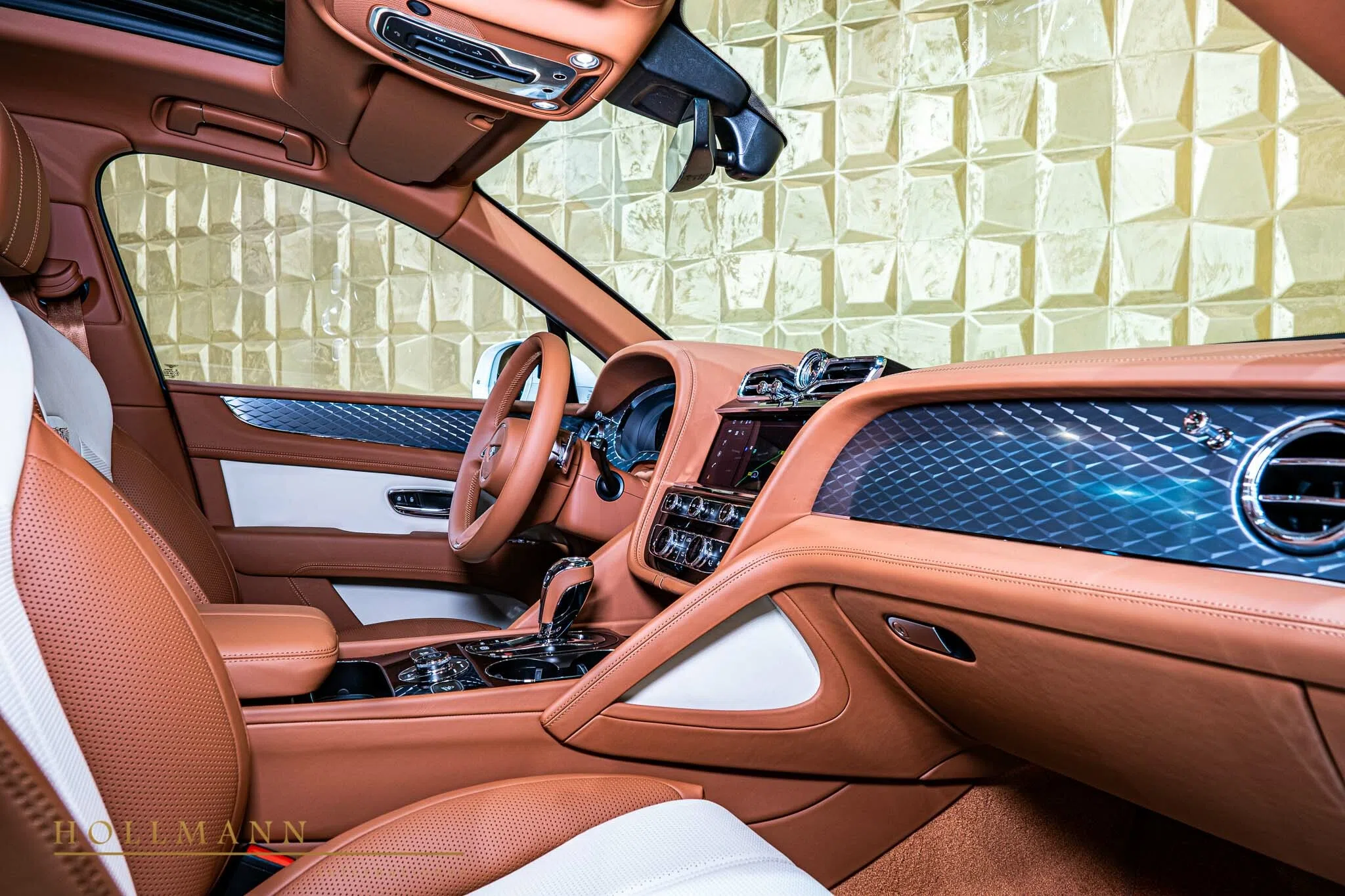 2022 Bentley Bentayga Hybrid interior, Linen + Saddle