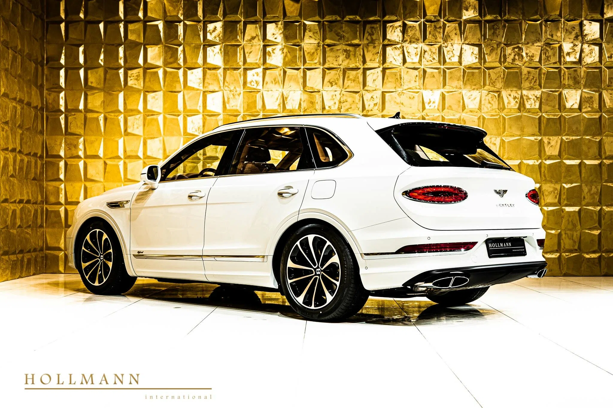 2022 Bentley Bentayga Hybrid, rear three-quarter view, Glacier White