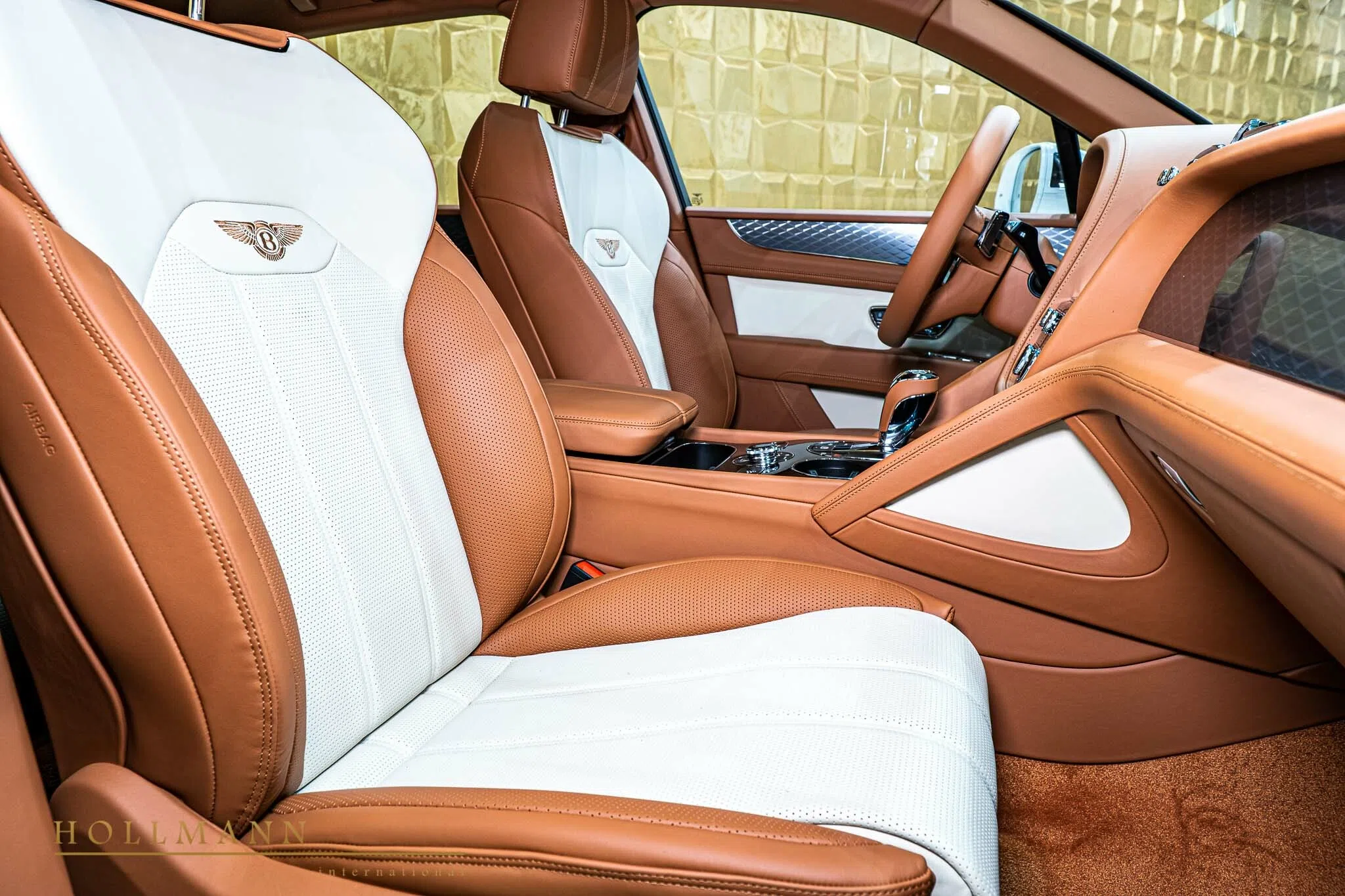 2022 Bentley Bentayga Hybrid interior, seats, Linen + Saddle