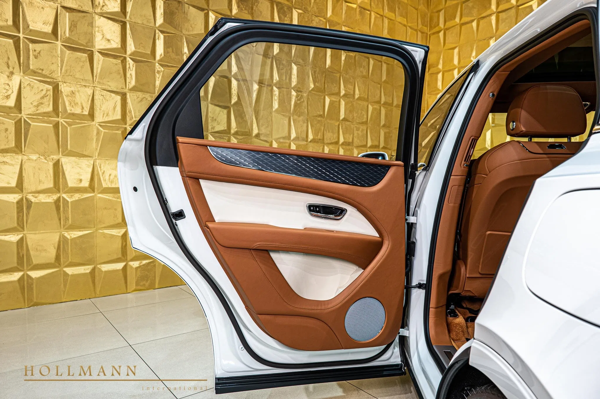 2022 Bentley Bentayga Hybrid interior, door panel, Linen + Saddle