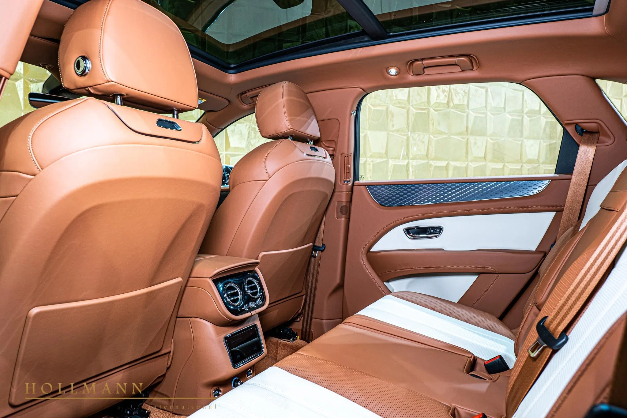2022 Bentley Bentayga Hybrid interior, seats, Linen + Saddle