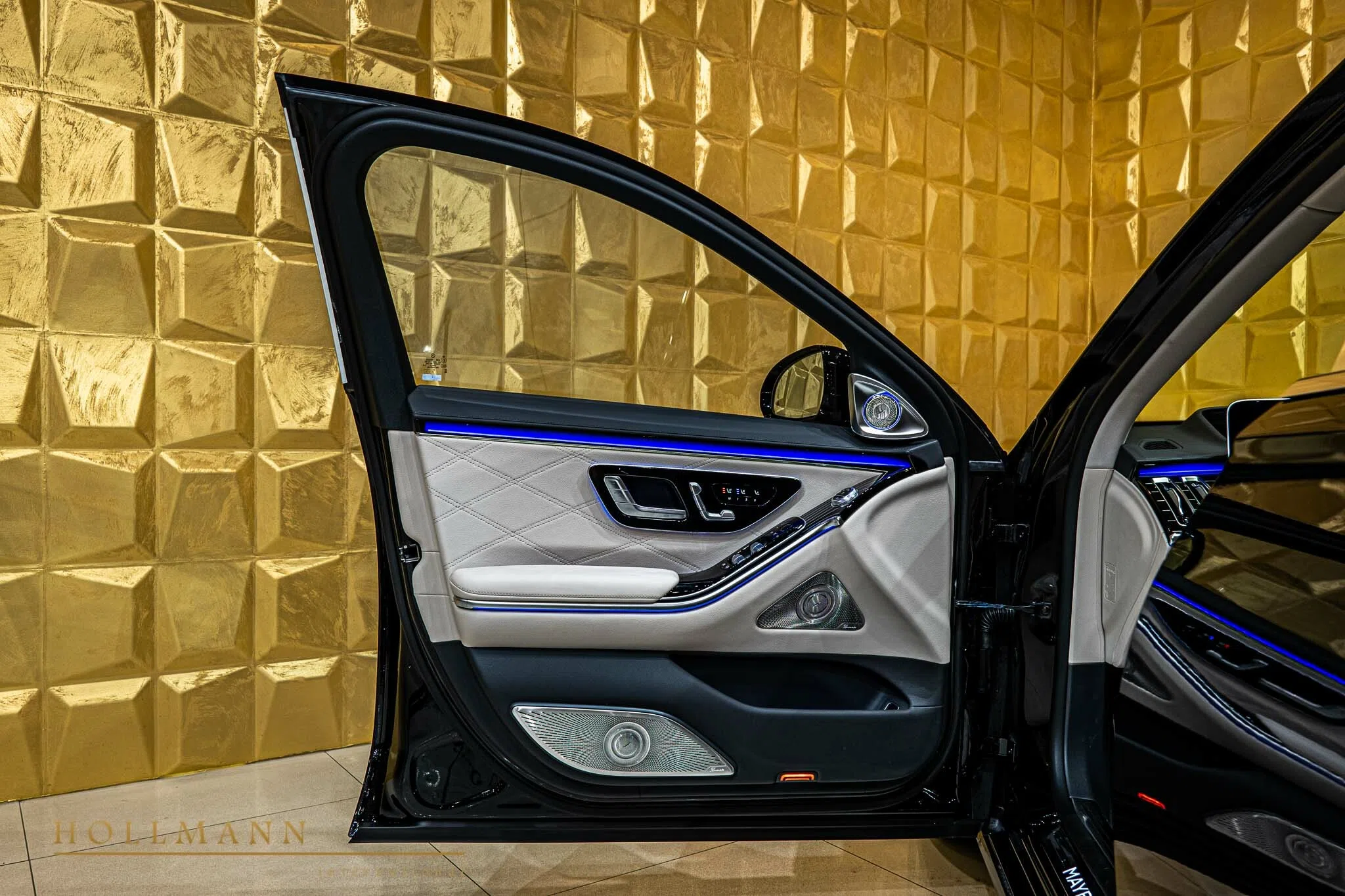 2022 Mercedes-Maybach S 580 interior, door panel, Leather Beige