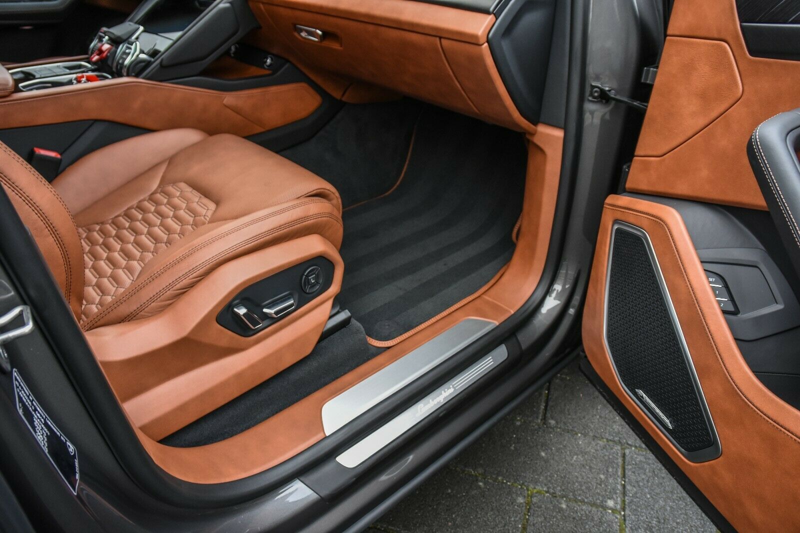 2021 LAMBORGHINI URUS, 18/20