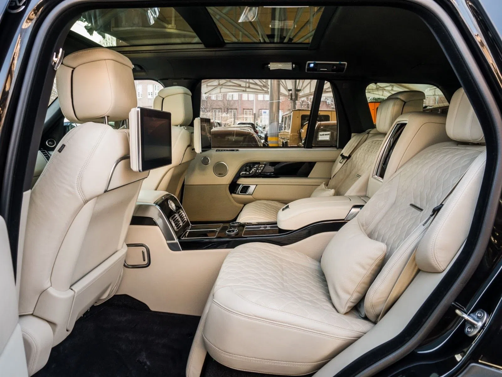 2019 Land Rover Range Rover SV Autobiography interior, seats